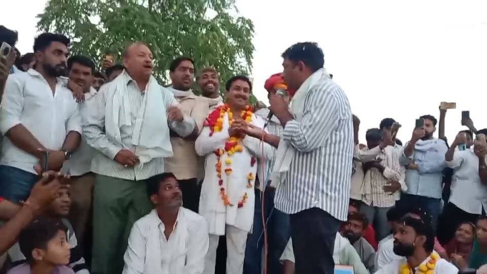 रामगढ़ के मंच से गरजे भगतसिंह सेना सुप्रीमो नरेश मीणा,, भोलू पाठक, सेवाराम मीणा व घनश्याम मिसाई साफी को बताया गद्दार, लोगों ने रुपए खाने का लगाया आरोप,
कहीं इस चुनाव में जनता नहीं कर दे इनकी दुकान बंद।।
#नरेशमीणा #भगतसिंहसेना #बारां #रामगढ़ #जिलापरिषदचुनाव #पंचायतराजचुनाव #कांग्रेस