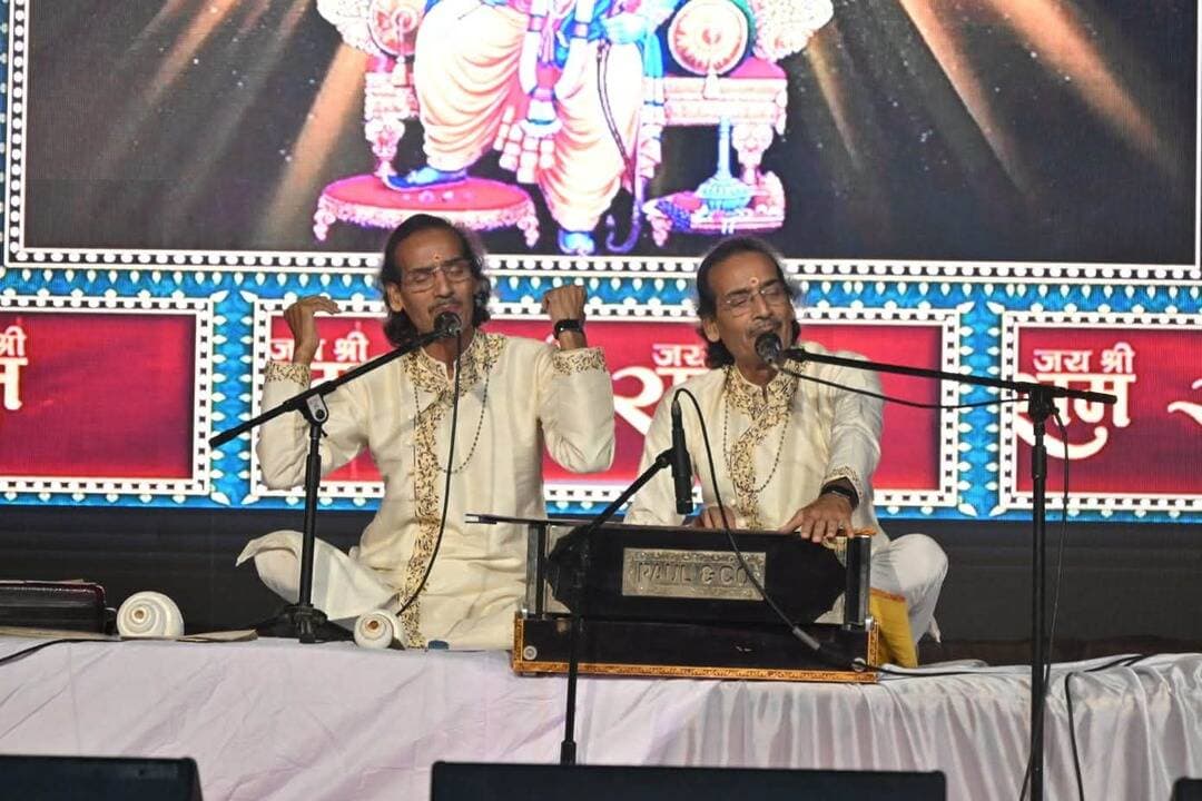 देवा मेला में गूंजा 'जो रब है, वही राम है' का संदेश, न्यायमूर्ति राजीव सिंह रहे मुख्य अतिथि
बाराबंकी। देवा मेला-2026 की सांस्कृतिक संध्या में देवा मेला मानस समिति के मानस कार्यक्रम में 'जो रब है, वही राम है' का शाश्वत संदेश गूंजा। मुख्य अतिथि न्यायमूर्ति राजीव सिंह ने दीप प्रज्ज्वलित कर शुभारंभ किया।
रामकथा, भजन, नृत्य-संगीत और अग्निहोत्री बंधुओं की भावपूर्ण प्रस्तुतियों ने समां बांधा। वक्ताओं ने कहा- धर्म भले अलग हों, मानवता का संदेश एक है।
53 वर्षों से अनवरत जारी यह परंपरा भारतीय संस्कृति और सांप्रदायिक सौहार्द की विशिष्ट पहचान बन चुकी है।
#DevaMela #ManasKaryakram