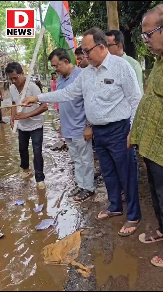 বেহাল রাস্তা ক্ষুব্ধ কংগ্রেস! রাস্তার জলে ছিপ ফেলে মাছ ধরলেন নেতারা, নৌকা ছাড়া হলো জলে