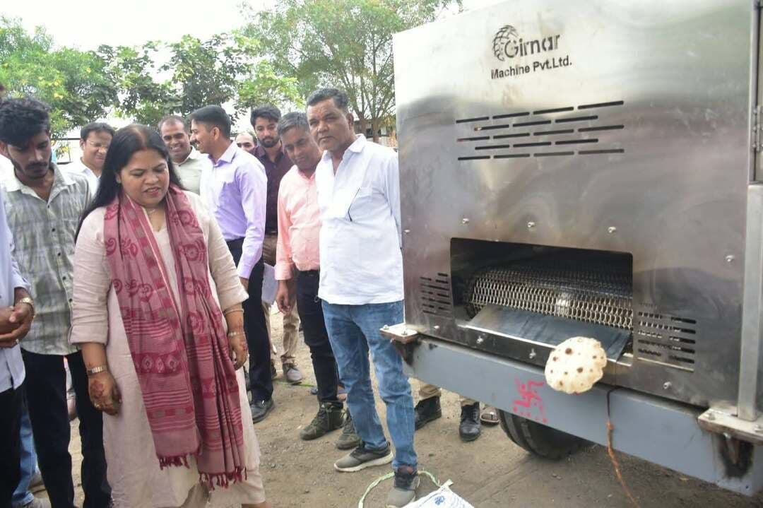गांव के युवा गौशाला तक लाते हैं रोटी मेकर मशीन,रोटी बनाकर खिलाते हैं गायों को
अपर कलेक्टर तथा सीइओ ने किया गौशाला का निरीक्षण
मुख्यमंत्री जन विश्वास अभियान के दौरान ग्राम सेमलिया हीरा में गौ सेवा का अनुपम उदाहरण देखने को मिला गांव की गौशाला तक पड़ोसी गांव गुराडिया लाल गुहा के तीन युवा राहुल पाटीदार पंकज पाटीदार तथा राहुल धनगढ़ अपनी रोटी मेकर मशीन सेमलिया हीरा की गौशाला तक लाते हैं और रोटी बनाकर गायों को खिलाते हैं गौ सेवा के इस अनुपम कार्य की जन् विश्वास अभियान में आए अपर कलेक्टर श्रीमती एकता जायसवाल तथा सीईओ जिला पंचायत श्री अनुकूल जैन ने भी सराहना की युवाओं ने साढ़े 8 लाख रुपए में रोटी मेकर मशीन खरीदी है जो विभिन्न कार्यक्रमों आयोजनों में किराए पर जाती हैं मशीन 1 घंटे में 2000 रोटिया तैयार कर देती है इसके साथ ही उक्त युवा गौशाला आकर गायों को रोटी खिलाते हैं इस दौरान अपर कलेक्टर श्रीमती जायसवाल तथा सीईओ जिला पंचायत श्री जैन ने गौशाला की गायों को आहार खिलाया उनके द्वारा चुनरी भी ओड़ाई गई l
#मंदसौर
#Mandsaur