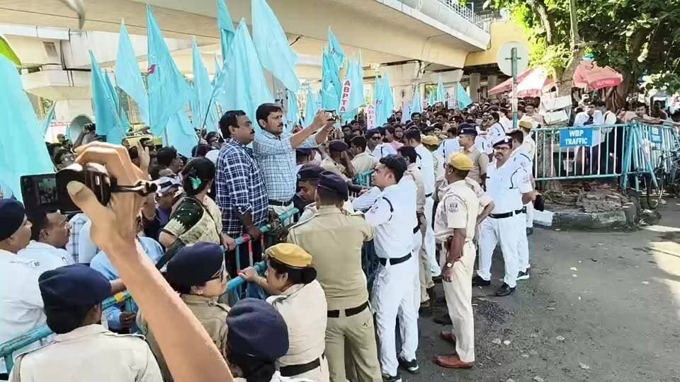 বিকাশ ভবনের সামনে আন্দোলন ব্যারিকেড ভাঙার চেষ্টা শিক্ষক শিক্ষিকাদের