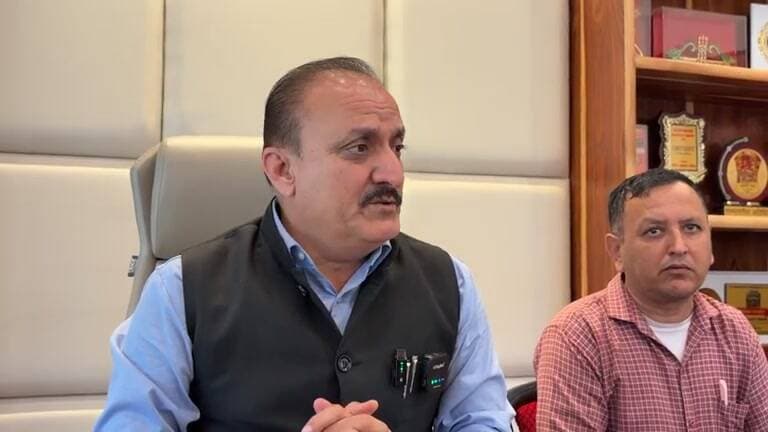 जल शक्ति विभाग शिलाई मंडल में भर्ती प्रक्रिया भर्ती में बड़े पैमाने पर हुई धांधली, विजिलेंस से जांच की मांग : बलदेव तोमर
=========.=
हिमाचल प्रदेश के प्रदेश बीजेपी के प्रवक्ता एवं शिलाई के पूर्व विधायक बलदेव सिंह तोमर ने पांवटा साहिब में आयोजित प्रेस कॉन्फ्रेंस में जल शक्ति विभाग शिलाई मंडल में भर्ती प्रक्रिया भर्ती में बड़े पैमाने पर धांधली हुई है। और युवाओं के साथ धोखा किया जा रहा है।