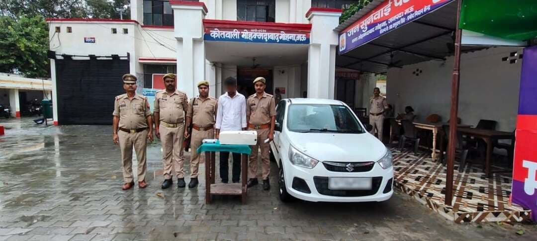 मऊ में 13.370 किलो गांजा के साथ आजमगढ़ का युवक गिरफ्तार, तस्करी में प्रयुक्त कार बरामद
#MAU #maupolice #maunews
रामघाट बंधा मोड़ के पास रात्रि चेकिंग के दौरान मुहम्मदाबाद गोहना पुलिस को मिली सफलता, बरामद गांजे की कीमत करीब 1.40 लाख रुपये
मऊ। जनपद में मादक पदार्थों की तस्करी के खिलाफ चलाए जा रहे अभियान के तहत मुहम्मदाबाद गोहना पुलिस ने 13.370 किलोग्राम अवैध गांजे के साथ एक युवक को गिरफ्तार किया है। पुलिस ने उसके कब्जे से गांजा, मोबाइल फोन और नकदी बरामद करने के साथ ही तस्करी में इस्तेमाल की जा रही अल्टो कार भी जब्त की है। बरामद गांजे की अनुमानित कीमत करीब एक लाख 40 हजार रुपये बताई गई है।