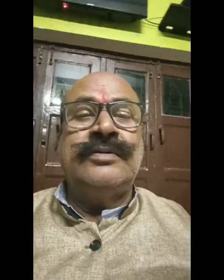 मऊ में अर्णव चक्रवात की मार से किसानों की कमर टूटी, धान की फसल खेतों में बिछी
खेतों में जलभराव से धान के साथ रबी की फसलों पर भी संकट, किसान नेता राकेश सिंह ने उठाई मुआवजे की मांग, बोले- प्लांट टू प्लांट हो नुकसान का सर्वे
मऊ, अर्णव चक्रवात के प्रभाव से जिले में बेमौसम बारिश और तेज हवाओं ने किसानों की मेहनत पर पानी फेर दिया है। खेतों में पककर तैयार धान की फसल जमीन पर बिछ गई है, जबकि जलभराव से रबी की फसलों पर भी संकट मंडराने लगा है। पहले से ही खेती की बढ़ती लागत और कर्ज के बोझ से जूझ रहे किसानों के सामने अब आर्थिक संकट गहरा गया है। ऐसे में किसानों की निगाहें सरकार की राहत और मुआवजे पर टिकी हैं। इस बीच जिला पंचायत के पूर्व अध्यक्ष एवं भाजपा किसान नेता राकेश सिंह ने किसानों की क्षति का मुद्दा उठाते हुए जिला प्रशासन से खेतों का निष्पक्ष एवं वास्तविक सर्वे कराकर प्रभावित किसानों को शीघ्र मुआवजा देने की मांग की है।
पकी धान की फसल गिरी, पैदावार पर पड़ेगा असर
भाजपा किसान नेता राकेश सिंह ने कहा कि जिले में पिछले दो दिनों से हो रही भारी बारिश, आंधी और तेज हवाओं के कारण धान की फसलों को व्यापक नुकसान पहुंचा है। खेतों में पककर तैयार खड़ी फसल गिर गई है। वहीं, खेतों में पानी भरने से किसानों की मुश्किलें और बढ़ गई हैं। जिन किसानों ने धान की कटाई कर ली थी, उन्हें भी नुकसान उठाना पड़ रहा है।
उन्होंने बताया कि देर से पकने वाली धान की किस्म नाटी मंसूरी (एमटीयू-7029) में बाली निकलने के बाद तेज हवा और बारिश से फसल जमीन पर गिर गई है। इससे पैदावार पर करीब 50 प्रतिशत तक प्रतिकूल प्रभाव पड़ने की आशंका है। यदि समय रहते नुकसान का आकलन कर किसानों को सहायता नहीं मिली, तो उनकी आर्थिक स्थिति और खराब हो सकती है।
एक बीघा धान की खेती पर 15 हजार रुपये तक लागत
राकेश सिंह के मुताबिक, धान की खेती में जुताई से लेकर रोपाई, दवा, सोहनी, सिंचाई और मजदूरी तक का खर्च जोड़ने पर एक बीघा फसल तैयार करने में करीब 15 हजार रुपये तक की लागत आती है। ऐसे में फसल बर्बाद होने से किसानों की पूरी मेहनत और पूंजी पर संकट खड़ा हो गया है। कई किसान बैंकों से कर्ज लेकर खेती करते हैं। फसल खराब होने पर उनके सामने कर्ज चुकाने के साथ ही परिवार का भरण-पोषण करने और अगली फसल की तैयारी करने की चुनौती भी खड़ी हो जाती है।
रबी की फसलों पर भी मंडराया नुकसान का खतरा
उन्होंने कहा कि जिन किसानों ने अपने खेतों में सरसों, मटर, मसूर और आलू की बुवाई कर दी है, उन खेतों में पानी भरने से इन फसलों को भी नुकसान पहुंचने की आशंका है। यदि खेतों से पानी की निकासी नहीं हुई और मौसम का प्रतिकूल प्रभाव जारी रहा, तो रबी की खेती भी प्रभावित हो सकती है। इससे किसानों को दोहरी मार झेलनी पड़ सकती है।
'प्लाट टू प्लाट हो सर्वे, तभी सामने आएगी नुकसान की सही तस्वीर'
किसानों की समस्याओं को देखते हुए राकेश सिंह ने जिला प्रशासन से मांग की है कि प्रभावित क्षेत्रों में फसलों के नुकसान का आकलन केवल कागजी कार्रवाई तक सीमित न रखा जाए। प्रत्येक खेत में जाकर प्लांट टू प्लांट यानी फसल की वास्तविक स्थिति के आधार पर सर्वे कराया जाए, ताकि नुकसान का सही आकलन हो सके और पात्र किसानों को समय से मुआवजा मिल सके।
उन्होंने कहा कि बारिश और तेज हवा से गांवों में कई किसानों के कच्चे मकान भी गिर गए हैं। ऐसे प्रभावित परिवारों की स्थिति को गंभीरता से लेते हुए उन्हें भी नियमानुसार आर्थिक सहायता उपलब्ध कराई जानी चाहिए।
पिछले साल की क्षति का भी उठाया मुद्दा, मुआवजा न मिलने का आरोप
राकेश सिंह ने पिछले वर्ष 29 अक्टूबर से 1 नवंबर 2025 तक मोनथा चक्रवात के दौरान हुई बारिश का जिक्र करते हुए कहा कि उस समय भी धान की फसलों को भारी नुकसान पहुंचा था। खेतों में लंबे समय तक पानी भरा रहने के कारण अनेक किसान रबी की फसलों की बुवाई तक नहीं कर सके थे।
उन्होंने आरोप लगाया कि पिछले वर्ष फसल क्षति का सर्वे कागजों में किया गया, लेकिन प्रभावित किसानों को एक रुपये की भी सहायता नहीं मिली। उनके मुताबिक, तत्कालीन अपर जिलाधिकारी सत्यप्रिय सिंह ने किसान दिवस में बताया था कि रतनपुरा ब्लॉक के 297 किसानों की फसल क्षति की रिपोर्ट शासन को भेजी गई है और उन्हें सहायता उपलब्ध कराई जाएगी। हालांकि, राकेश सिंह का कहना है कि संबंधित किसानों को अब तक मुआवजा नहीं मिल सका है।
किसानों को दोहरी मार से उबारने के लिए शीघ्र राहत जरूरी
राकेश सिंह ने प्रशासन और शासन से मांग की कि वर्तमान में हुई फसल क्षति का तत्काल स्थलीय सत्यापन कराया जाए और प्रभावित किसानों को नियमानुसार मुआवजा दिया जाए। उन्होंने कहा कि किसानों की आजीविका खेती पर निर्भर है। ऐसे में फसल बर्बाद होने के बाद उन्हें समय पर आर्थिक सहायता मिलना बेहद जरूरी है, ताकि वे कर्ज के बोझ से उबरने के साथ ही अगली फसल की तैयारी कर सकें और अपने परिवार का भरण-पोषण कर सकें।