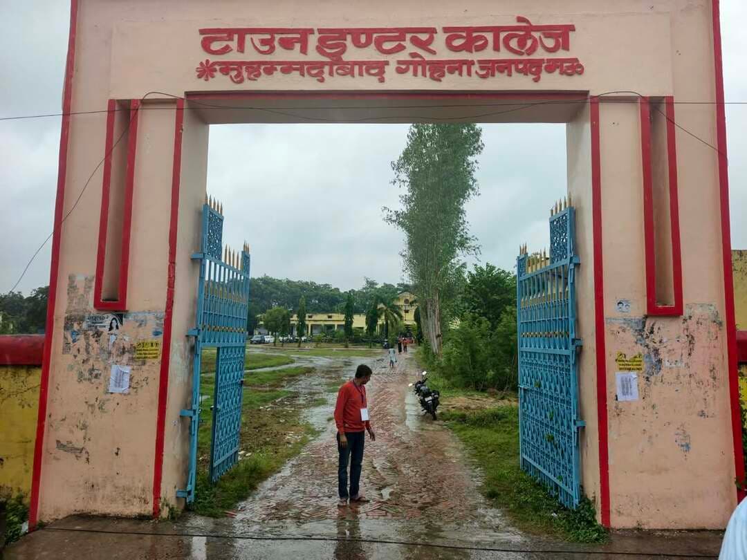 बारिश के बीच PET परीक्षा देने पहुंचे परीक्षार्थी
#maunews #petexam