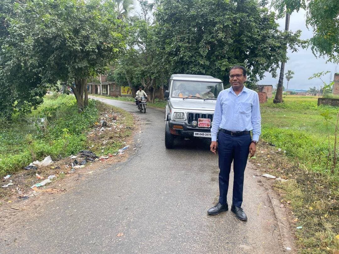 बाढ़ से क्षतिग्रस्त सड़कों की वास्तविक स्थिति एवं मरम्मत कार्यों के सत्यापन के क्रम में जिला सहकारिता पदाधिकारी द्वारा गरखा प्रखंड अंतर्गत 4.95 किलोमीटर लंबी मोहम्मद–लहरपुर सड़क का स्थलीय निरीक्षण किया गया। निरीक्षण के दौरान सड़क की गुणवत्ता, गड्ढों, जलजमाव, सड़क सुरक्षा एवं अन्य आवश्यक सुविधाओं का जायजा लिया गया तथा पाई गई कमियों को शीघ्र दूर करने के लिए आवश्यक सुझाव दिए गए। जिला प्रशासन का उद्देश्य बाढ़ प्रभावित सड़कों की गुणवत्तापूर्ण मरम्मत सुनिश्चित कर आमजन को सुगम एवं सुरक्षित आवागमन उपलब्ध कराना है।