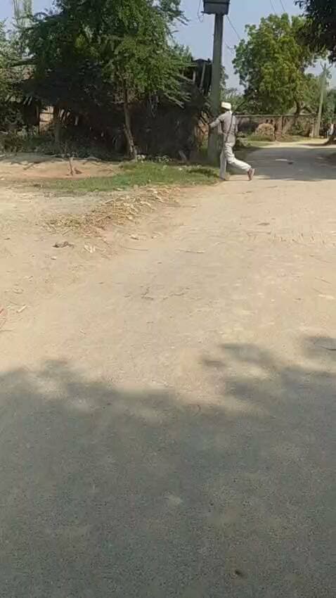 ईसानगर क्षेत्र के ओझापुरवा गांव में घूरे के विवाद चली लाठी। सोशल मीडिया पर वीडियो हुआ वायरल।
