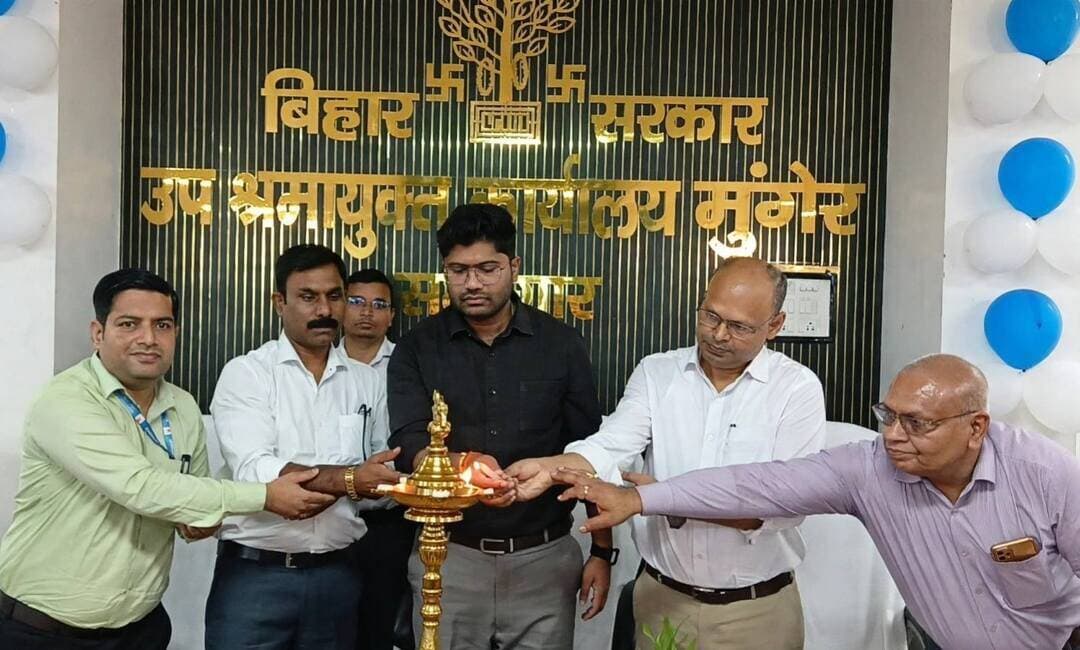 श्रमिकों एवं नियोजकों को चार नई श्रम संहिताओं (Four New Labour Codes-2026) के प्रावधानों की जानकारी देने तथा उनके प्रति जागरूकता बढ़ाने के उद्देश्य से आज संयुक्त श्रम भवन, आईटीआई परिसर, मुंगेर के प्रथम तल स्थित स्थानीय हॉल में जागरूकता एवं प्रशिक्षण कार्यक्रम का आयोजन किया गया। कार्यक्रम का उद्घाटन जिलाधिकारी निखिल धनराज निप्पाणीकर ने दीप प्रज्जवलित कर किया। मौके पर श्रम विभाग के वरीय पदाधिकारी, औद्योगिक प्रतिष्ठानों के प्रतिनिधि, विभिन्न श्रमिक संगठनों के पदाधिकारी एवं गैर सरकारी संगठनों के प्रतिनिधि शामिल हुए।
इस अवसर पर श्रम अधीक्षक दिलीप कुमार झा ने सभी अतिथियों, पदाधिकारियों एवं श्रमिकों का स्वागत किया। प्रशिक्षण सत्र में उप श्रमायुक्त मो० आफताब आलम, सहायक श्रमायुक्त शशि कुमार सक्सेना एवं श्रम प्रवर्तन पदाधिकारियों ने बारी-बारी से चार नई श्रम संहिताओं के विभिन्न प्रावधानों, उनके उद्देश्य तथा श्रमिकों एवं नियोजकों के लिए उनकी उपयोगिता की जानकारी दी। प्रशिक्षण के दौरान श्रमिकों के अधिकारों, सामाजिक सुरक्षा एवं श्रम कानूनों के अनुपालन से संबंधित विषयों पर भी विस्तार से प्रकाश डाला गया।
जिलाधिकारी ने उपस्थित श्रमिकों, औद्योगिक प्रतिष्ठानों के प्रतिनिधियों एवं अन्य हितधारकों को नए श्रम कानूनों के प्रावधानों की समुचित जानकारी प्राप्त करने तथा उनके प्रति जागरूक रहने के लिए प्रेरित किया। उन्होंने ऐसे प्रशिक्षण कार्यक्रमों को श्रमिकों के अधिकारों की जानकारी और श्रम व्यवस्था को अधिक प्रभावी बनाने की दिशा में महत्वपूर्ण बताया।
कार्यक्रम में पीठासीन पदाधिकारी, श्रम न्यायालय श्रीमती सविता रानी, कर्मचारी राज्य बीमा निगम के शाखा प्रबंधक इन्द्रदेव प्रसाद, कारखाना निरीक्षक मुकेश कुमार पाण्डेय, मुंगेर चैंबर ऑफ कॉमर्स के प्रतिनिधि, आईटीसी एवं आईटीसी डेयरी के महाप्रबंधक, विभिन्न श्रमिक संघों के अध्यक्ष एवं महासचिव, परिवार विकास एवं सेवा भारत एनजीओ के प्रतिनिधि सहित अन्य गणमान्य उपस्थित रहे।
कार्यक्रम का मंच संचालन श्रम प्रवर्तन पदाधिकारी, जमालपुर विक्रम कुमार ने किया। अंत में श्रम अधीक्षक ने धन्यवाद ज्ञापन करते हुए कार्यक्रम का समापन किया। उन्होंने कहा कि श्रम संसाधन एवं प्रवासी श्रमिक कल्याण विभाग श्रमिकों के हितों की रक्षा, उनके कल्याण एवं अधिकारों के प्रति जागरूकता बढ़ाने के लिए सदैव तत्पर है।
#BiharGovernment
#CMSamrat
#samratchoudhary
#samratforbihar