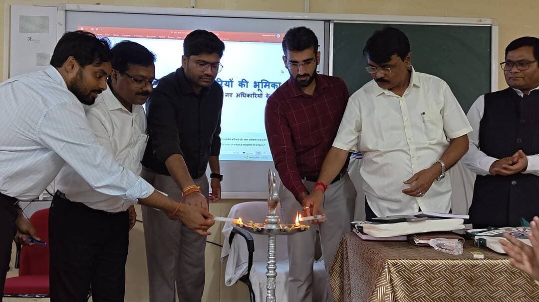 भारत की जनगणना-2027 के द्वितीय चरण अर्थात् जनसंख्या परिगणना को जिले में सुव्यवस्थित, पारदर्शी एवं त्रुटिरहित तरीके से संपन्न कराने के उद्देश्य से आज राजकीय अभियंत्रण महाविद्यालय, मुंगेर में दो दिवसीय जिला स्तरीय प्रशिक्षण कार्यक्रम का शुभारंभ किया गया जिसका उद्घाटन जिलाधिकारी निखिल धनराज निप्पाणीकर ने दीप प्रज्जवलित कर किया गया। भारत के महारजिस्ट्रार एवं जनगणना आयुक्त, नई दिल्ली तथा जनगणना कार्य निदेशालय, बिहार, पटना के निर्देशानुसार जिला पदाधिकारी-सह-प्रधान जनगणना अधिकारी, मुंगेर के नेतृत्व एवं मार्गदर्शन में यह प्रशिक्षण आयोजित किया जा रहा है। मौके प्रणाम अपर समाहर्ता सुमन कुमार साह, नगर आयुक्त पार्थ गुप्ता, उप विकास आयुक्त अजीत कुमार सिंह सहित अन्य उपस्थित थे।
प्रशिक्षण कार्यक्रम दो चरणों में निर्धारित है। प्रथम चरण में 30 एवं 31 अक्टूबर को जिला स्तरीय जनगणना समन्वय समिति (DLCCC) के सदस्यों, तीनों अनुमंडलों के अनुमंडल पदाधिकारियों तथा सभी ग्रामीण एवं शहरी चार्ज अधिकारियों को प्रशिक्षण दिया जा रहा है। वहीं, द्वितीय चरण में 01 एवं 02 नवंबर को अपर चार्ज अधिकारियों, जिला जनगणना कोषांग में प्रतिनियुक्त कर्मियों तथा सभी चार्जों के ग्रामीण एवं शहरी तकनीकी सहायकों को प्रशिक्षित किया जाएगा।
जनगणना कार्य निदेशालय, बिहार, पटना से प्रतिनियुक्त नोडल पदाधिकारी-सह-प्रशिक्षक द्वारा जनगणना-2027 के विभिन्न महत्वपूर्ण पहलुओं की विस्तार से जानकारी दी गई। बताया गया कि जनगणना-2027 देश की 16वीं तथा स्वतंत्रता प्राप्ति के बाद 8वीं जनगणना होगी। भारतीय जनगणना के इतिहास में पहली बार आंकड़ों का संग्रहण पूर्णतः डिजिटल माध्यम से किया जाएगा। इसके तहत प्रत्येक व्यक्ति से जनसांख्यिकीय, सामाजिक-आर्थिक, प्रवासन एवं प्रजनन से संबंधित कुल 40 प्रश्न पूछे जाएंगे। प्रशिक्षण के दौरान Census Management and Monitoring System (CMMS) पोर्टल, प्रगणक एवं पर्यवेक्षक मोबाइल एप के उपयोग, जियो-टैगिंग तथा प्रश्नावली भरने की प्रक्रिया का व्यावहारिक प्रशिक्षण दिया जा रहा है। साथ ही, नागरिकों को स्वगणना की सुविधा भी उपलब्ध कराई जाएगी। इसके लिए निर्धारित वेब पोर्टल पर मोबाइल नंबर एवं ओटीपी के माध्यम से परिवार के सभी सदस्यों का विवरण स्वयं दर्ज किया जा सकेगा। स्वगणना के माध्यम से प्राप्त आंकड़ों का सत्यापन प्रगणकों एवं पर्यवेक्षकों द्वारा किया जाएगा।
इस अवसर पर जनगणना अधिनियम, 1948 की धारा 15 के तहत जनगणना संबंधी आंकड़ों की गोपनीयता बनाए रखने की शपथ दिलाई गई। आंकड़ों की शुद्धता एवं विश्वसनीयता सुनिश्चित करने पर विशेष जोर दिया गया।
जिला पदाधिकारी-सह-प्रधान जनगणना अधिकारी ने सभी संबंधित पदाधिकारियों एवं कर्मियों को प्रशिक्षण में निर्धारित समय पर अनिवार्य रूप से भाग लेने तथा जनगणना जैसे राष्ट्रीय महत्व के कार्य को पूर्ण निष्ठा, जिम्मेदारी एवं गंभीरता के साथ निर्धारित समय-सीमा में संपन्न कराने का निर्देश दिया। उन्होंने जनगणना कार्य में तकनीकी दक्षता, आपसी समन्वय एवं आंकड़ों की गोपनीयता को सर्वोच्च प्राथमिकता देने पर बल दिया।
#BiharGovernment
#CMSamrat
#samratchoudhary
#samratforbihar