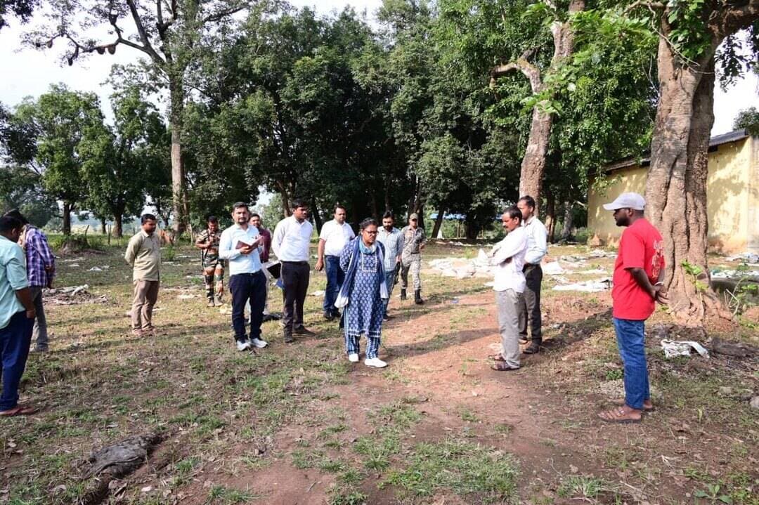 धान खरीदी की तैयारियों का कलेक्टर ने लिया जायजा
खरीफ विपणन वर्ष 2026-27 के अंतर्गत धान खरीदी की तैयारियों का निरीक्षण करने कलेक्टर श्रीमती नूपुर राशि पन्ना ने बफना, चिपावण्ड, मालगांव, अमरावती एवं अनंतपुर स्थित धान उपार्जन केंद्रों का दौरा किया।
निरीक्षण के दौरान उन्होंने केंद्रों में ऑपरेटरों की उपलब्धता, धान के सुरक्षित भंडारण के लिए उपयुक्त स्थान तथा आवागमन की व्यवस्था सुनिश्चित करने के निर्देश दिए। उन्होंने अधिकारियों को शासन के दिशा-निर्देशों के अनुरूप सभी आवश्यक तैयारियां समय-सीमा में पूर्ण करने और धान खरीदी प्रक्रिया को व्यवस्थित, पारदर्शी एवं सुचारू रूप से संचालित करने के निर्देश दिए।
कलेक्टर ने स्थानीय ग्रामीणों से चर्चा कर केंद्रों में उपलब्ध व्यवस्थाओं की जानकारी भी ली। उन्होंने धान खरीदी के दौरान किसानों को किसी भी प्रकार की असुविधा न होने देने के निर्देश दिए।
#Kondagaon #धान_खरीदी #किसान_हित
