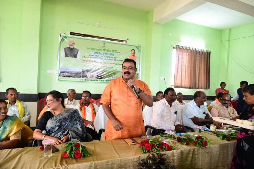 कोण्डागांव के 58,641 किसानों को मिली पीएम किसान सम्मान निधि की 24वीं किस्त
प्रधानमंत्री श्री नरेंद्र मोदी द्वारा पीएम किसान सम्मान निधि योजना की 24वीं किस्त जारी किए जाने के अवसर पर कोण्डागांव जिले के कृषि विज्ञान केंद्र, बोरगांव में जिला स्तरीय कार्यक्रम आयोजित किया गया। इसके तहत जिले के 58,641 पात्र किसानों के बैंक खातों में कुल ₹11.69 करोड़ की राशि अंतरित की गई।
कार्यक्रम में केशकाल विधायक श्री नीलकंठ टेकाम शामिल हुए। उन्होंने किसानों को कृषि विशेषज्ञों से मार्गदर्शन प्राप्त कर आधुनिक एवं उन्नत कृषि पद्धतियों को अपनाने तथा शासन की जनकल्याणकारी योजनाओं का लाभ लेने के लिए प्रोत्साहित किया।
इस अवसर पर किसानों को पीएम किसान सम्मान निधि की आगामी किस्तों का लाभ सुनिश्चित करने के लिए ई-केवाईसी, आधार सीडिंग एवं लैंड सीडिंग की स्थिति की जांच कराने की जानकारी भी दी गई।
#PMKisan #PMKisanSammanNidhi #Kondagaon #किसान_कल्याण