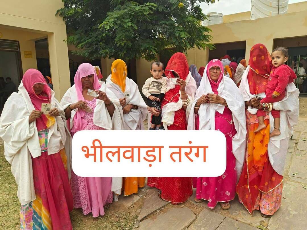 *पंचायतीराज आम चुनाव के द्वितीय चरण में सरपंच पदों के लिए 86.48 प्रतिशत रहा अंतिम मतदान*
*जालसू में सर्वाधिक 88.89 प्रतिशत तथा रामपुरा डाबड़ी में 88.57 प्रतिशत मतदान*
*जयपुर:कमलेश आमेटा 30 अक्टूबर।* पंचायतीराज आम चुनाव के द्वितीय चरण के तहत जयपुर जिले की पांच पंचायत समितियों की 112 ग्राम पंचायतों में सरपंच पदों के लिए शुक्रवार को हुए मतदान में कुल 86.48 प्रतिशत मतदान दर्ज किया गया।
जिला निर्वाचन अधिकारी संदेश नायक ने बताया कि कुल 3 लाख 78 हजार 364 मतदाताओं में से 3 लाख 27 हजार 224 मतदाताओं ने अपने मताधिकार का प्रयोग किया।
उन्होंने बताया कि पंचायत समिति क्षेत्र अमरसर में 84.24 प्रतिशत, आमेर में 85.98 प्रतिशत, जालसू में 88.89 प्रतिशत, रामपुरा डाबड़ी में 88.57 प्रतिशत तथा शाहपुरा में 84.70 प्रतिशत मतदान दर्ज किया गया। इनमें जालसू पंचायत समिति क्षेत्र में सर्वाधिक 88.89 प्रतिशत मतदान हुआ, जबकि रामपुरा डाबड़ी में 88.57 प्रतिशत मतदान दर्ज किया गया।