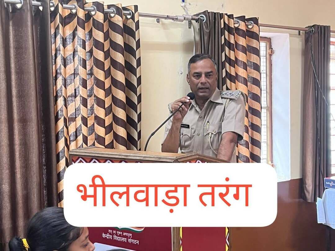पीएम श्री केंद्रीय विद्यालय नंबर-2, जयपुर में सड़क सुरक्षा जागरूकता कार्यक्रम आयोजित
जयपुर :कमलेश आमेटा सड़क सुरक्षा के प्रति विद्यार्थियों को जागरूक करने तथा यातायात नियमों के पालन की महत्ता समझाने के उद्देश्य से आज पीएम श्री केंद्रीय विद्यालय नंबर-2, आर्मी मुख्यालय, झोटवाड़ा, जयपुर में सड़क सुरक्षा जागरूकता कार्यक्रम आयोजित किया गया।
कार्यक्रम में दिनेश सिंह, परिवहन निरीक्षक, प्रादेशिक परिवहन कार्यालय (RTO), जयपुर द्वितीय, विद्याधर नगर, ने विद्यार्थियों को यातायात नियमों एवं सड़क सुरक्षा के विभिन्न पहलुओं की विस्तृत जानकारी दी।
इस अवसर पर रोड सेफ्टी एनजीओ कम्युनिटी फॉर सेफर रोड्स की प्रतिनिधि श्रीमती निशा बग्गा तथा विद्यालय के प्राचार्य श्री प्रदीप कुमार टेलर भी उपस्थित रहे।
कार्यक्रम के दौरान विद्यार्थियों को यातायात नियमों, सड़क संकेतकों (Road Signs), सड़क चिह्नांकन (Road Markings), हेलमेट एवं सीट बेल्ट के अनिवार्य उपयोग, पैदल यात्रियों की सुरक्षा तथा सुरक्षित सड़क व्यवहार के बारे में जानकारी दी गई।
दिनेश सिंह ने अपने संबोधन में कहा कि सड़क सुरक्षा केवल यातायात नियमों का पालन करने तक सीमित नहीं है, बल्कि यह प्रत्येक नागरिक की सामाजिक एवं नैतिक जिम्मेदारी है। थोड़ी-सी सावधानी, यातायात नियमों का पालन और अनुशासित व्यवहार बहुमूल्य जीवन को बचा सकता है।
उन्होंने विद्यार्थियों से आह्वान किया कि वे स्वयं यातायात नियमों का पालन करें तथा अपने परिवार एवं समाज के अन्य लोगों को भी सड़क सुरक्षा के प्रति जागरूक करें।
विद्यालय प्रशासन एवं आयोजकों ने सड़क सुरक्षा के प्रति जागरूकता बढ़ाने के इस प्रयास को महत्वपूर्ण पहल बताया