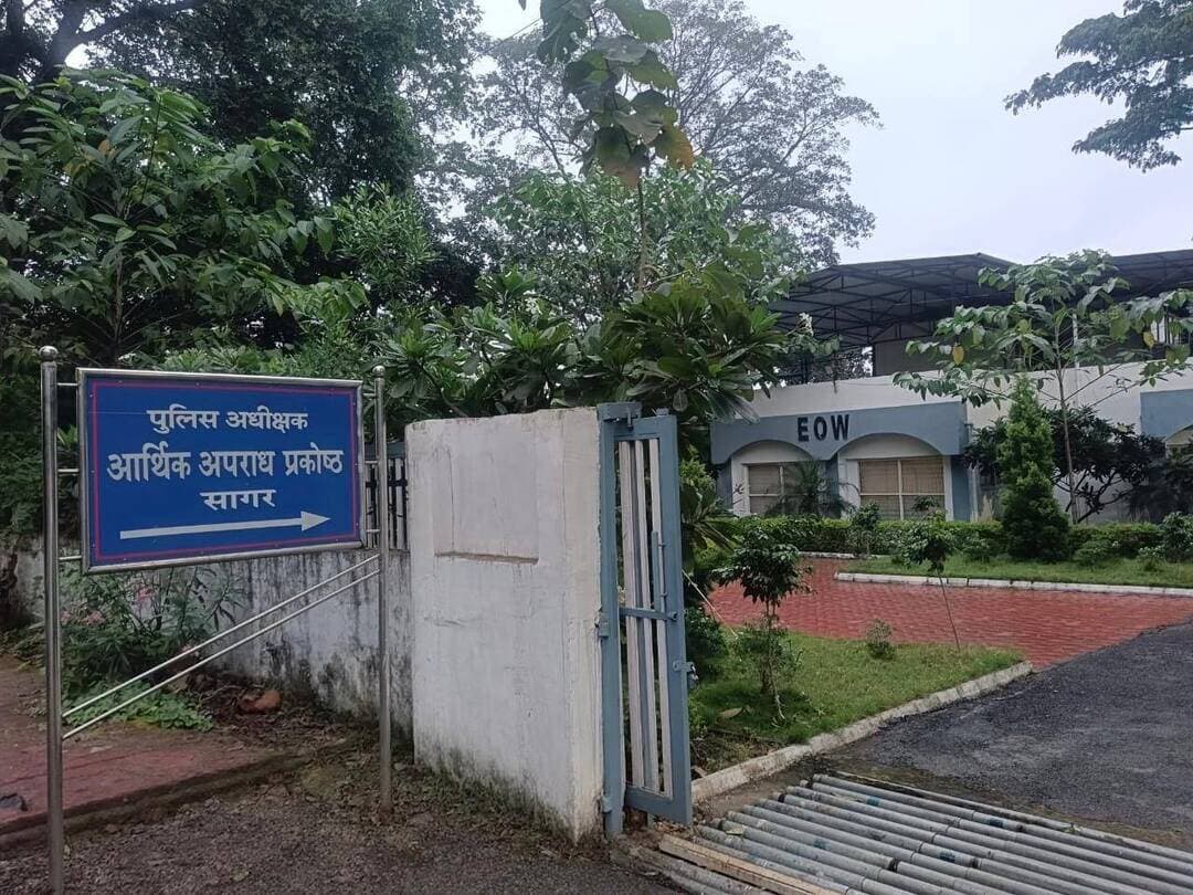 फर्जी अनुभव प्रमाण पत्र से हासिल किए दो टेंडर, दमोह के ठेकेदार पर EOW में केस छतरपुर के नाम से बनाया
कूटरचित प्रमाण पत्र, निवाड़ी में टेंडर हासिल करने में किया इस्तेमाल; शिकायत की जांच के बाद कार्रवाई
दमोह। फर्जी अनुभव प्रमाण पत्र के जरिए सरकारी टेंडर हासिल करने के मामले में आर्थिक अपराध प्रकोष्ठ (ईओडब्ल्यू) की सागर इकाई ने दमोह के ठेकेदार लखन लाल कुर्मी और उनकी फर्म जय मां अम्बे कंस्ट्रक्शन के खिलाफ अपराध दर्ज किया है। शिकायतकर्ता रोहित बरोलिया, निवासी दमोह की शिकायत की जांच में कूटरचित अनुभव प्रमाण पत्र तैयार कर उसका इस्तेमाल करने के आरोप सही पाए गए हैं।
ईओडब्ल्यू के अनुसार, ठेकेदार लखन प्रसाद कुर्मी ने लोक स्वास्थ्य यांत्रिकी विभाग के कार्यपालन यंत्री, खंड छतरपुर के नाम से हैंडपंप की गिरी-फंसी पाइपलाइन निकालने के कार्य का अनुभव प्रमाण पत्र कथित तौर पर फर्जी तरीके से तैयार किया था। आरोप है कि इस प्रमाण पत्र का इस्तेमाल लोक स्वास्थ्य यांत्रिकी विभाग के खंड निवाड़ी में दो टेंडर हासिल करने के लिए किया गया।
धोखाधड़ी और कूटरचना की धाराओं में केस
जांच में फर्जी अनुभव प्रमाण पत्र के जरिए टेंडर प्राप्त कर शासन के साथ धोखाधड़ी किए जाने का मामला सामने आने पर ईओडब्ल्यू ने ठेकेदार लखन लाल कुर्मी, पिता भगवानदास कुर्मी, निवासी ग्राम सीतानगर, जिला दमोह और उनकी फर्म जय मां अम्बे कंस्ट्रक्शन के विरुद्ध भारतीय न्याय संहिता (बीएनएस) की धारा 318(2), 336(2) और 340(2) के तहत अपराध दर्ज किया है।