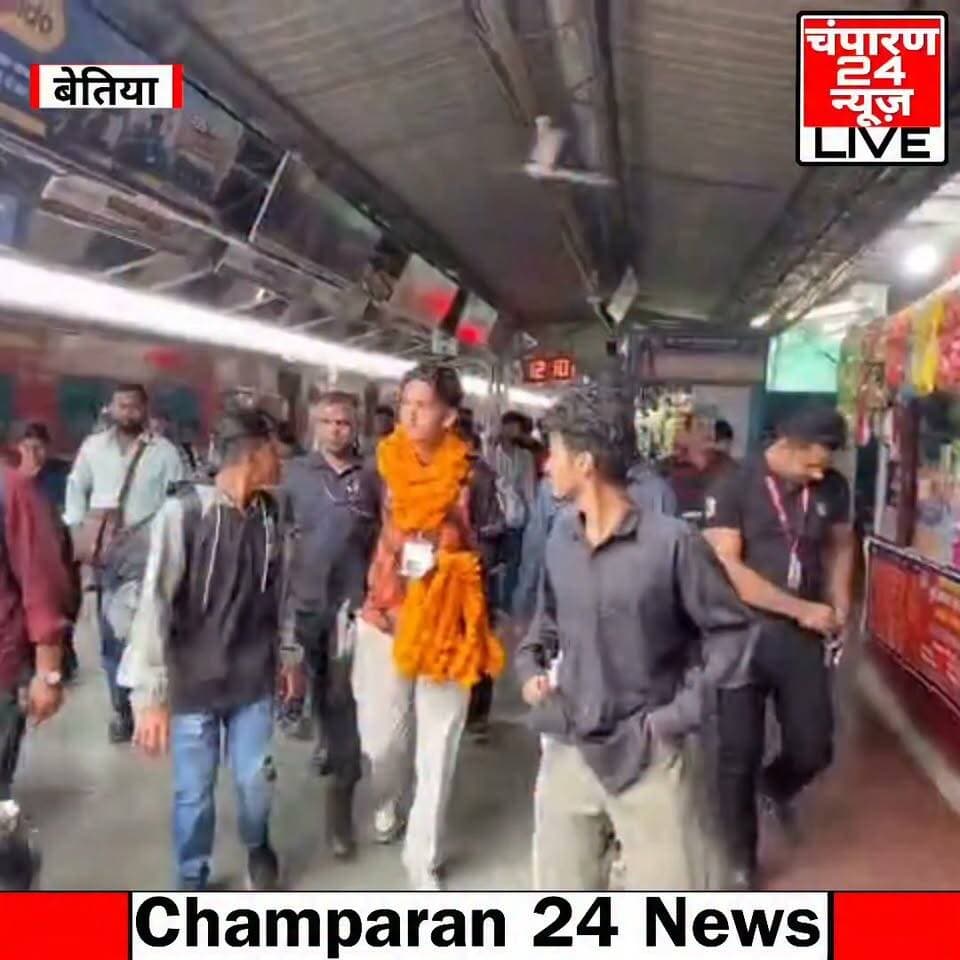छोटी उम्र, बड़ा कारनामा, हारिस अख्तर ने फुटबॉल में बढ़ाया बेतिया का मान...
पश्चिम चंपारण जिले के बेतिया के एक होनहार युवा फुटबॉल खिलाड़ी ने अपनी प्रतिभा और मेहनत के दम पर जिले का नाम रोशन किया है। महज 17 वर्ष की उम्र में हारिस अख्तर ने फुटबॉल की दुनिया में एक बड़ी उपलब्धि हासिल कर खेल प्रेमियों का ध्यान अपनी ओर आकर्षित किया है। शिलांग में आयोजित प्रतिष्ठित आई-लीग 3 प्रतियोगिता में कुप्पुराज एफसी की ओर से खेलकर हारिस ने अपने फुटबॉल करियर में एक नया मुकाम हासिल किया है। कम उम्र में राष्ट्रीय स्तर की इस महत्वपूर्ण प्रतियोगिता में खेलने का अवसर मिलना हारिस की कड़ी मेहनत, लगन, अनुशासन और फुटबॉल के प्रति उनके जुनून को दर्शाता है। इस उपलब्धि के साथ ही उन्होंने यह साबित कर दिया है कि अगर हौसले बुलंद हों और लक्ष्य के प्रति समर्पण हो, तो छोटी उम्र भी बड़ी कामयाबी हासिल करने में बाधा नहीं बनती। वहीं, प्रतियोगिता में हिस्सा लेने के बाद जब हारिस अपने गृह नगर बेतिया पहुंचे, तो उनके स्वागत के लिए लोगों की भीड़ उमड़ पड़ी। स्थानीय लोगों, खेल प्रेमियों और शुभचिंतकों ने फूल-माला पहनाकर उनका गर्मजोशी से स्वागत किया। इस दौरान लोगों ने उन्हें बधाई देते हुए उनके उज्ज्वल भविष्य की कामना की। हारिस की इस सफलता से उनके परिवार और करीबियों में खुशी का माहौल है। उनकी उपलब्धि को बेतिया के खेल जगत के लिए भी गौरवपूर्ण माना जा रहा है। स्थानीय लोगों का मानना है कि हारिस जैसे प्रतिभाशाली खिलाड़ियों को उचित मार्गदर्शन और बेहतर सुविधाएं मिलें, तो वे आने वाले समय में जिले और राज्य का नाम राष्ट्रीय एवं अंतरराष्ट्रीय स्तर पर रोशन कर सकते हैं। महज 17 साल की उम्र में हारिस अख्तर की यह उपलब्धि बेतिया के उन तमाम युवाओं के लिए प्रेरणास्रोत है, जो फुटबॉल सहित अन्य खेलों में अपना करियर बनाने का सपना देख रहे हैं।
#champaran24news #viralreelschallenge #trendingreels #reelsviral #districtadministrationwestchamparan #CMBihar #viralvideochallenge #fb #nonfollowers