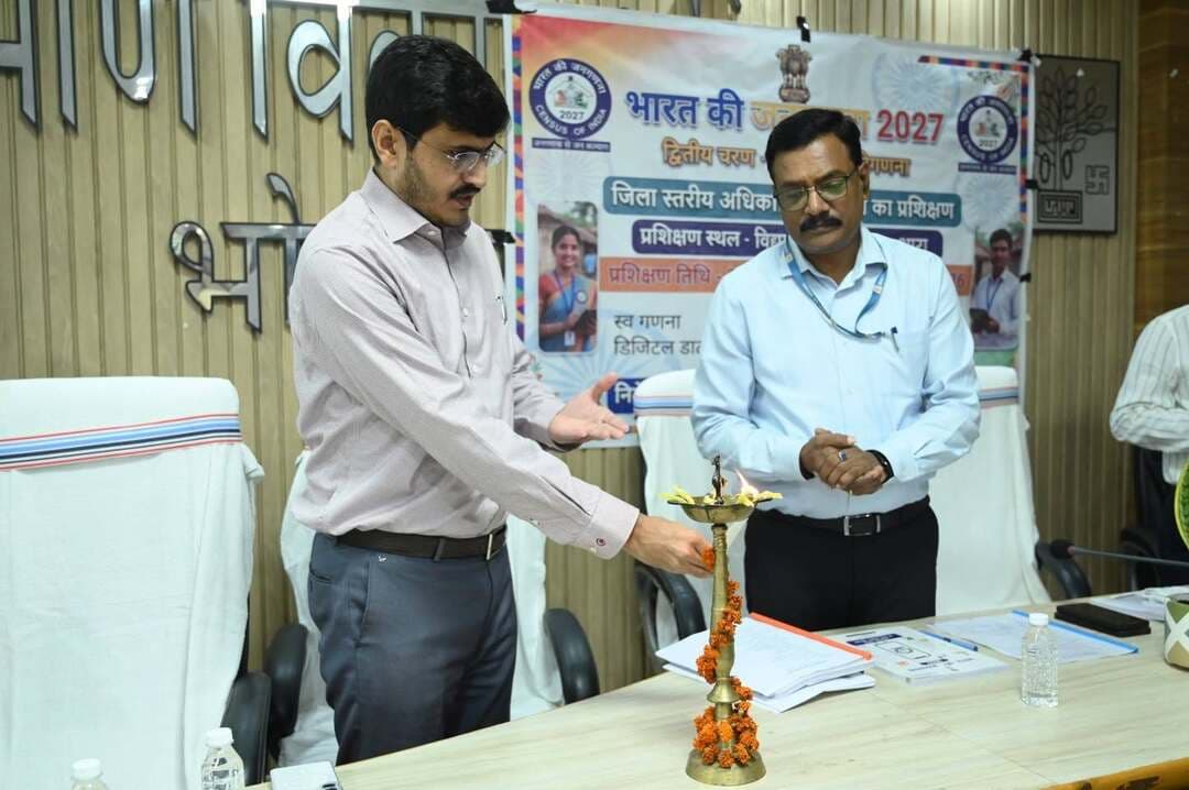 जनगणना 2027 की तैयारी तेज, भोजपुर में जनसंख्या गणना को लेकर चार दिवसीय प्रशिक्षण शुरू
विद्या भवन सभागार में डीएम ने किया उद्घाटन, दो चरणों में जिला स्तरीय पदाधिकारियों, चार्ज पदाधिकारियों और तकनीकी कर्मियों को दिया जाएगा प्रशिक्षण
आरा। भारत की जनगणना 2027 के द्वितीय चरण यानी जनसंख्या परिगणना की तैयारियां तेज हो गई हैं। इसे लेकर गुरुवार को उप विकास आयुक्त कार्यालय स्थित विद्या भवन सभागार में चार दिवसीय प्रशिक्षण कार्यशाला शुरू हुई। इसका विधिवत उद्घाटन प्रधान जनगणना पदाधिकारी सह जिलाधिकारी मनीष कुमार मीणा ने दीप प्रज्ज्वलित कर किया। इस दौरान जिला सांख्यिकी पदाधिकारी ने पौधा भेंटकर जिलाधिकारी एवं अपर समाहर्ता का स्वागत किया।
प्रशिक्षण कार्यशाला दो चरणों में आयोजित की जा रही है। पहले चरण में 30 और 31 अक्टूबर को जिला स्तरीय पदाधिकारियों, सभी अनुमंडल पदाधिकारियों तथा प्रखंडों एवं नगर निकायों के चार्ज पदाधिकारियों को प्रशिक्षण दिया जाएगा। वहीं, दूसरे चरण में एक और दो नवंबर को सभी चार्ज के लिपिकों एवं तकनीकी सहायकों को प्रशिक्षित किया जाएगा।
गौरतलब है कि जनगणना के प्रथम चरण में मकान सूचीकरण एवं मकान गणना का कार्य पूरा होने के बाद द्वितीय चरण में जनसंख्या गणना का कार्य अगले वर्ष फरवरी में शुरू होना प्रस्तावित है। इस दौरान प्रगणक घर-घर जाकर लोगों की सामाजिक एवं आर्थिक स्थिति से संबंधित विभिन्न जानकारियां और आंकड़े एकत्र करेंगे। इसके लिए मास्टर ट्रेनरों, फील्ड ट्रेनरों, प्रगणकों एवं पर्यवेक्षकों को प्रशिक्षित किया जाना है।प्रशिक्षण के पहले दिन जनगणना कार्य निदेशालय, बिहार की ओर से नियुक्त प्रशिक्षक दीपक कुमार एवं सत्येंद्र कुमार ने चार्ज पदाधिकारियों को जनसंख्या गणना की बारीकियों से अवगत कराया। साथ ही प्रोजेक्टर के माध्यम से जनगणना मोबाइल एप के संचालन का व्यावहारिक प्रशिक्षण भी दिया गया। इस मौके पर जिला जनगणना कोषांग की नोडल पदाधिकारी, जिला सांख्यिकी पदाधिकारी तथा कोषांग के वरीय लिपिक जाकिर हुसैन सहित अन्य कर्मी उपस्थित थे।