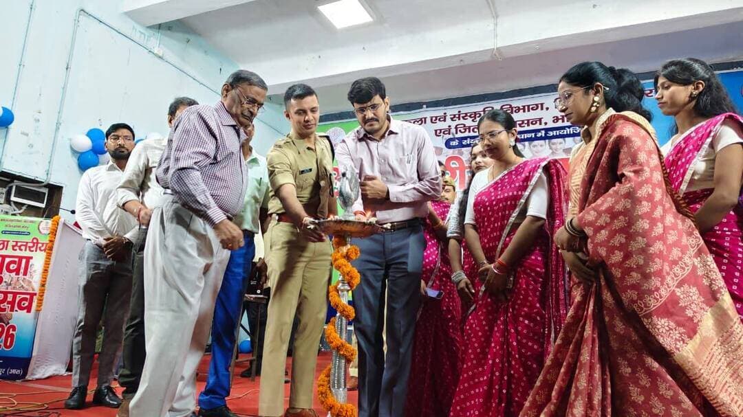 युवा महोत्सव में लोकनृत्य, गायन और नुक्कड़ नाटक से दिखाई प्रतिभा
राज्य स्तरीय युवा उत्सव में भोजपुर का प्रतिनिधित्व करेंगे प्रथम और द्वितीय स्थान पाने वाले प्रतिभागी, नशामुक्ति की दिलाई गई शपथ
आरा। शहर के नागरी प्रचारिणी सभा में शुक्रवार को जिला स्तरीय युवा महोत्सव-2026 का भव्य आयोजन किया गया। कला एवं संस्कृति विभाग, बिहार और जिला प्रशासन भोजपुर के संयुक्त तत्वावधान में आयोजित महोत्सव में जिले के युवाओं ने विभिन्न सांस्कृतिक एवं रचनात्मक विधाओं में अपनी प्रतिभा का प्रदर्शन किया। कार्यक्रम में जिलाधिकारी मनेश कुमार मीणा मुख्य अतिथि और पुलिस अधीक्षक अवधेश दीक्षित विशिष्ट अतिथि के रूप में शामिल हुए।
महोत्सव में समूह लोक नृत्य, समूह लोक गायन, चित्रकला, कविता लेखन और नुक्कड़ नाटक सहित विभिन्न विधाओं में प्रतिभागियों ने उत्साहपूर्वक हिस्सा लिया। कलाकारों ने अपनी प्रस्तुतियों के माध्यम से बिहार की समृद्ध लोक संस्कृति, परंपरा और सामाजिक सरोकारों को जीवंत किया। कार्यक्रम को संबोधित करते हुए जिलाधिकारी ने कहा कि युवा महोत्सव युवाओं को अपनी प्रतिभा और रचनात्मकता प्रदर्शित करने का बेहतर मंच प्रदान करता है। युवाओं को अपनी कला और कौशल को लगातार निखारते हुए जिले और राज्य का नाम रोशन करना चाहिए।
महोत्सव की विभिन्न विधाओं में प्रथम और द्वितीय स्थान प्राप्त करने वाले प्रतिभागियों का चयन राज्य स्तरीय युवा उत्सव में भोजपुर जिले का प्रतिनिधित्व करने के लिए किया जाएगा। इससे जिले के प्रतिभाशाली युवाओं को राज्य स्तर पर अपनी क्षमता दिखाने का अवसर मिलेगा।
वहीं, नशामुक्त बिहार अभियान के तहत कार्यक्रम में नशामुक्ति की शपथ भी दिलाई गई। पदाधिकारियों, प्रतिभागियों और उपस्थित लोगों ने स्वयं नशे से दूर रहने तथा समाज को नशामुक्त बनाने में सक्रिय भूमिका निभाने का संकल्प लिया। मौके पर विशेष कार्य पदाधिकारी, सिविल सर्जन, जिला कला एवं संस्कृति पदाधिकारी, सहायक आयुक्त मद्यनिषेध, जिला प्रबंधक राज्य खाद्य निगम सहित विभिन्न विभागों के पदाधिकारी मौजूद थे।