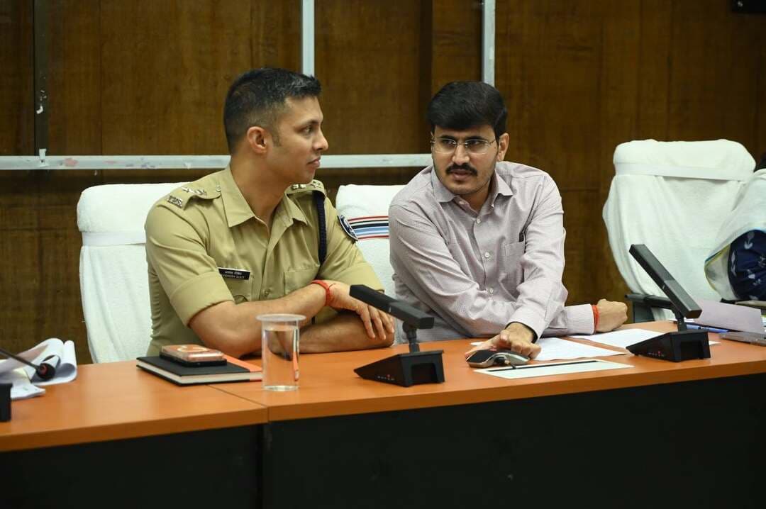 दीपावली और छठ को लेकर प्रशासन अलर्ट, घाटों का होगा भौतिक निरीक्षण
भीड़भाड़ और संवेदनशील स्थानों पर तैनात रहेगी अतिरिक्त पुलिस बल, अफवाह फैलाने वालों पर होगी कार्रवाई
आरा। आगामी दीपावली और छठ महापर्व को शांतिपूर्ण, सुरक्षित एवं सौहार्दपूर्ण माहौल में संपन्न कराने को लेकर शुक्रवार को समाहरणालय सभागार में शांति समिति की बैठक हुई। अध्यक्षता जिलाधिकारी और पुलिस अधीक्षक ने संयुक्त रूप से की। बैठक में जिले की विधि-व्यवस्था और सुरक्षा तैयारियों की विस्तृत समीक्षा की गई। इस दौरान विभिन्न थाना क्षेत्रों के अंतर्गत आने वाले छठ घाटों, पूजा स्थलों और संवेदनशील स्थानों की स्थिति की जानकारी ली गई।
बैठक में छठ घाटों पर साफ-सफाई, रोशनी, बैरिकेडिंग, आवागमन और यातायात व्यवस्था को दुरुस्त रखने पर विशेष चर्चा हुई। डीएम और एसपी ने संबंधित पदाधिकारियों को निर्देश दिया कि वे अपने-अपने क्षेत्रों में सभी छठ घाटों और पूजा स्थलों का भौतिक निरीक्षण कर आवश्यक तैयारियां समय से पूरी कराएं। घाटों पर श्रद्धालुओं की सुविधा और सुरक्षा को लेकर विशेष सतर्कता बरतने को कहा गया।
भीड़भाड़ वाले और संवेदनशील स्थानों पर पर्याप्त पुलिस बल की तैनाती करने के साथ नियमित गश्ती और निगरानी सुनिश्चित करने का निर्देश दिया गया। वहीं, यातायात व्यवस्था सुचारु रखने और पर्व के दौरान लोगों को आवागमन में परेशानी नहीं हो, इसके लिए आवश्यक कदम उठाने को कहा गया।
अधिकारियों को असामाजिक तत्वों पर नजर रखने, अफवाह और भ्रामक सूचनाएं फैलाने वालों के विरुद्ध त्वरित कार्रवाई करने का निर्देश दिया गया। बैठक में पुलिस उपाधीक्षक यातायात, पुलिस उपाधीक्षक साइबर, एसडीपीओ सदर-02, आरा नगर एवं नवादा थानाध्यक्ष, यातायात थानाध्यक्ष सहित अन्य संबंधित पदाधिकारी और कर्मी मौजूद थे।