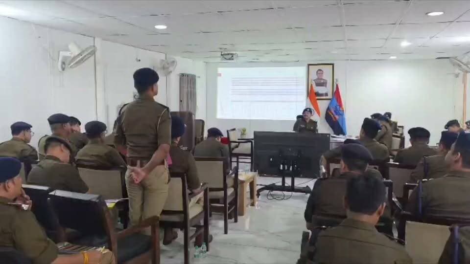*अपराधियों पर नकेल कसने और पुलिसिंग में जवाबदेही तय करने को एसएसपी अजय गणपति सख्त, मासिक अपराध गोष्ठी में दिए कड़े निर्देश*
➡️ *SSP महोदय ने उत्कृष्ट कार्य करने वाले पुलिसकर्मीयों को किया सम्मानित, शिथिलता बरतने वालों के कसे पेंच*
➡️ *आगामी त्योहारों के दृष्टिगत सुरक्षा व्यवस्था चाक-चौबंद रखने के निर्देश, बाजारों एवं संवेदनशील क्षेत्रों में पैदल गश्त, सघन चेकिंग और सत्यापन अभियान चलाने पर जोर।*
➡️ *रात्रि गश्त बढ़ाने,महिला एवं बाल अपराधों, नशा तस्करी, यातायात व्यवस्था और लंबित विवेचनाओं की समीक्षा कर थाना-चौकी प्रभारियों की तय की जवाबदेही।*
*➡️ बिना रिफ्लेक्टर लगे वाहनों के विरुद्ध नियमानुसार चालानी कार्यवाही करने तथा रात्रि ड्यूटी में तैनात पुलिसकर्मियों को रिफ्लेक्टर जैकेट पहनना अनिवार्य ।*
*➡️ दुर्घटना संभावित एवं संवेदनशील स्थानों को पर सीसीटीवी कैमरे लगवाने तथा पूर्व से स्थापित कैमरों की नियमित मॉनिटरिंग सुनिश्चित करने हेतु भी किया निर्देशित*
🛑 आज दिनांक 30.10.2026 को वरिष्ठ पुलिस अधीक्षक जनपद ऊधम सिंह नगर श्री अजय गणपति द्वारा पुलिस लाइन रुद्रपुर स्थित सभागार में जनपद के समस्त राजपत्रित अधिकारियों, थाना एवं शाखा प्रभारियों, अग्निशमन अधिकारियों तथा अन्य संबंधित अधिकारियों के साथ मासिक अपराध गोष्ठी आयोजित की गई।
गोष्ठी के दौरान एसएसपी द्वारा जनपद में घटित अपराधों, कानून-व्यवस्था, लंबित अभियोगों एवं विवेचनाओं, अपराध नियंत्रण, यातायात व्यवस्था तथा पुलिस की कार्यप्रणाली की विस्तृत समीक्षा की गई। आगामी त्योहारों के दृष्टिगत सुरक्षा व्यवस्था सुदृढ़ रखने के साथ-साथ अपराधियों के विरुद्ध प्रभावी कार्रवाई, पुलिसिंग में पारदर्शिता एवं प्रत्येक अधिकारी की जवाबदेही सुनिश्चित करने के निर्देश दिए गए।
*01. सर्किल प्रभारियों की भी तय होगी जवाबदेही— थानों एवं चौकियों का नियमित निरीक्षण करने के निर्देश*
➡️ एसएसपी द्वारा सर्वप्रथम सभी सर्किल प्रभारियों को अपने-अपने सर्किल के अंतर्गत आने वाले थानों एवं चौकियों की नियमित चेकिंग एवं निरीक्षण करने के निर्देश दिए गए। थाना एवं चौकी स्तर पर संचालित पुलिसिंग, अपराध नियंत्रण, गश्त, चेकिंग एवं जनशिकायतों के निस्तारण की नियमित समीक्षा करने को कहा गया।
सभी अधिकारियों को अपने अधीनस्थों के कार्यों की प्रभावी मॉनिटरिंग करने तथा पुलिसिंग में किसी भी प्रकार की लापरवाही पाए जाने पर तत्काल आवश्यक कार्रवाई सुनिश्चित करने के निर्देश दिए गए।
*02. आगामी त्योहारों पर सुरक्षा का मजबूत पहरा— बाजारों एवं संवेदनशील क्षेत्रों में बढ़ेगी पुलिस की मुस्तैदी*
➡️ आगामी त्योहारों के दृष्टिगत सभी थाना एवं चौकी प्रभारियों को अपने-अपने क्षेत्रों में शांति एवं कानून-व्यवस्था बनाए रखने के लिए पुख्ता सुरक्षा इंतजाम सुनिश्चित करने के निर्देश दिए गए।
बाजारों, प्रमुख चौराहों, धार्मिक स्थलों, भीड़भाड़ वाले क्षेत्रों एवं पटाखा बाजारों में अग्निसुरक्षा तथा पर्याप्त पुलिस बल की तैनाती करने, नियमित पैदल गश्त एवं मोबाइल गश्त बढ़ाने तथा संदिग्ध व्यक्तियों एवं वाहनों की सघन चेकिंग करने को कहा गया।
संवेदनशील स्थानों पर विशेष सतर्कता बरतने तथा किसी भी अप्रिय स्थिति से निपटने के लिए पुलिस बल को पूर्ण रूप से मुस्तैद रखने के निर्देश दिए गए।
*03. अपराध नियंत्रण के लिए रात्रि गश्त होगी प्रभावी— संवेदनशील एवं दुर्घटना संभावित स्थलों पर CCTV की निगरानी*
➡️ एसएसपी द्वारा अपराधों पर प्रभावी अंकुश लगाने के लिए जनपद में रात्रि गश्त बढ़ाने एवं नियमित रूप से प्रभावी चेकिंग अभियान चलाने के निर्देश दिए गए।
दुर्घटना संभावित एवं संवेदनशील स्थानों को चिह्नित कर वहां सीसीटीवी कैमरे लगवाने तथा पूर्व से स्थापित कैमरों की नियमित मॉनिटरिंग सुनिश्चित करने को कहा गया।
सभी संबंधित अधिकारियों को सीसीटीवी कैमरों को लाइव कराने तथा उनकी 24 घंटे मॉनिटरिंग की व्यवस्था सुनिश्चित करने के निर्देश दिए गए, जिससे संदिग्ध गतिविधियों पर तत्काल नजर रखी जा सके।
*04. नशा तस्करों एवं असामाजिक तत्वों पर सख्त कार्रवाई— जनपद का माहौल खराब करने वालों को नहीं मिलेगी छूट*
➡️ जनपद में अवैध नशा तस्करी, अवैध शराब, जुआ-सट्टा, अवैध हथियारों के कारोबार एवं अन्य आपराधिक गतिविधियों में संलिप्त व्यक्तियों के विरुद्ध कड़ी वैधानिक कार्रवाई करने के निर्देश दिए गए।
नशा तस्करों की गतिविधियों पर सतत निगरानी रखने तथा संवेदनशील स्थानों पर लगातार चेकिंग अभियान चलाने को कहा गया।
एसएसपी ने स्पष्ट किया कि जनपद का माहौल खराब करने वाले असामाजिक तत्वों एवं कानून-व्यवस्था के लिए चुनौती बनने वाले व्यक्तियों को किसी भी दशा में बख्शा नहीं जाएगा। ऐसे व्यक्तियों के विरुद्ध कठोर वैधानिक कार्रवाई सुनिश्चित की जाए।
*05. महिला एवं बाल सुरक्षा में लापरवाही बर्दाश्त नहीं— शिकायतों पर तत्काल संज्ञान लेकर दिलाएं सुरक्षा का भरोसा*
➡️ महिलाओं एवं बच्चों से संबंधित अपराधों की समीक्षा करते हुए एसएसपी ने सभी थाना एवं चौकी प्रभारियों को ऐसे मामलों में विशेष संवेदनशीलता एवं गंभीरता बरतने के निर्देश दिए।
महिला एवं बाल अपराधों से संबंधित शिकायतों पर तत्काल संज्ञान लेकर नियमानुसार अभियोग पंजीकृत करने एवं प्रभावी कार्रवाई सुनिश्चित करने को कहा गया। पीड़ितों की शिकायतों को प्राथमिकता से सुनकर उन्हें सुरक्षित वातावरण एवं पुलिस सहायता उपलब्ध कराने के निर्देश दिए गए।
एसएसपी ने स्पष्ट किया कि ऐसे मामलों में लापरवाही अथवा अनावश्यक विलंब पाए जाने पर संबंधित थाना एवं चौकी प्रभारियों की जवाबदेही तय कर कार्यवाही की जाएगी।
*06. लंबित विवेचनाओं एवं वारंटों के निस्तारण में तेजी लाएं— विवेचकों को समयबद्ध कार्रवाई के निर्देश*
➡️ अपराध गोष्ठी में लंबित अभियोगों एवं विवेचनाओं की समीक्षा करते हुए एसएसपी ने सभी विवेचकों को विवेचनाओं का समयबद्ध एवं गुणवत्तापूर्ण निस्तारण करने के निर्देश दिए।
लंबित वारंटों एवं अन्य न्यायालयीय आदेशों की समय से तामीली सुनिश्चित करने तथा वांछित अभियुक्तों की गिरफ्तारी के लिए प्रभावी कार्रवाई करने को कहा गया।
विवेचना के दौरान साक्ष्यों का वैज्ञानिक एवं प्रभावी संकलन कर अनावश्यक रूप से मामलों को लंबित न रखने के निर्देश दिए गए।
*07. यातायात नियमों का उल्लंघन करने वालों पर सख्ती— बिना हेलमेट, ट्रिपलिंग एवं रेट्रो साइलेंसर पर कार्रवाई*
➡️ एसएसपी द्वारा सीपीयू एवं यातायात पुलिस को जनपद में यातायात व्यवस्था सुचारु बनाए रखने के निर्देश दिए गए।
बिना हेलमेट वाहन चलाने, ट्रिपल राइडिंग, मॉडिफाइड एवं रेट्रो साइलेंसर, वाहनों पर काली फिल्म तथा अन्य यातायात नियमों का उल्लंघन करने वाले वाहन चालकों के विरुद्ध प्रभावी चालानी कार्रवाई करने को कहा गया।
इसके अतिरिक्त नशे में वाहन चलाने, ओवरलोडिंग एवं तेज गति से वाहन चलाने वालों के विरुद्ध भी सख्त कार्रवाई सुनिश्चित करने के निर्देश दिए गए।
*08. आमजन की शिकायतों का प्राथमिकता से हो निस्तारण*
➡️ एसएसपी ने सभी थाना एवं चौकी प्रभारियों को निर्देशित किया कि थाने पर आने वाले प्रत्येक फरियादी एवं शिकायतकर्ता की शिकायत को गंभीरता से सुना जाए तथा प्राप्त शिकायतों पर तत्काल आवश्यक कार्रवाई सुनिश्चित की जाए।
शिकायतों का प्राथमिकता के आधार पर निस्तारण किया जाए। पुलिस का व्यवहार आमजन के प्रति संवेदनशील एवं सहयोगात्मक होना चाहिए।
*09. उत्कृष्ट कार्य करने वाले 08 पुलिस अधिकारी-कर्मचारी सम्मानित— शिथिलता बरतने वालों के कसे पेंच*
➡️ मासिक अपराध गोष्ठी के दौरान अपने कर्तव्यों का उत्कृष्ट निर्वहन करने एवं सराहनीय कार्य करने वाले जनपद के 08 पुलिस अधिकारी - कर्मचारियों को प्रशस्ति पत्र प्रदान कर सम्मानित किया गया।
एसएसपी द्वारा सम्मानित पुलिसकर्मियों के कार्यों की सराहना करते हुए उनका उत्साहवर्धन किया गया तथा अन्य पुलिस अधिकारी एवं कर्मचारियों को भी पूरी निष्ठा, ईमानदारी एवं जिम्मेदारी के साथ अपने कर्तव्यों का निर्वहन करने के लिए प्रेरित किया गया।
वहीं, कार्यों में अपेक्षित सक्रियता एवं तत्परता नहीं दिखाने वाले अधिकारियों की कार्यप्रणाली पर नाराजगी व्यक्त करते हुए उन्हें कार्यशैली में सुधार लाने की हिदायत दी गई।
*10. सड़क सुरक्षा को लेकर रिफ्लेक्टर पर सख्ती— नियमों का उल्लंघन करने वालों के काटे जाएंगे चालान*
➡️ एसएसपी द्वारा सड़क दुर्घटनाओं की रोकथाम एवं सड़क सुरक्षा के दृष्टिगत वाहनों पर नियमानुसार रिफ्लेक्टर लगाए जाने की अनिवार्यता सुनिश्चित कराने के निर्देश दिए गए। बिना रिफ्लेक्टर अथवा निर्धारित मानकों का उल्लंघन करने वाले वाहनों के विरुद्ध चेकिंग अभियान चलाकर नियमानुसार चालानी कार्रवाई करने को कहा गया। साथ ही रात्रिकालीन ड्यूटी में तैनात पुलिस कर्मचारी रिफ्लेक्टर जैकेट पहनकर ही ड्यूटी करेंगे, जिससे कम दृश्यता की स्थिति में उनकी सुरक्षा सुनिश्चित हो सके।
*एसएसपी का स्पष्ट संदेश— उत्कृष्ट कार्य करने वालों को सम्मान, लापरवाही बरतने वालों की तय होगी जवाबदेही*
➡️ एसएसपी अजय गणपति ने सभी अधिकारियों एवं कर्मचारियों को स्पष्ट निर्देश दिए कि जनपद में अपराध नियंत्रण, कानून-व्यवस्था बनाए रखना एवं आमजन को सुरक्षित वातावरण उपलब्ध कराना पुलिस की सर्वोच्च जिम्मेदारी है। प्रत्येक थाना एवं चौकी प्रभारी अपने क्षेत्र की कानून - व्यवस्था एवं आपराधिक गतिविधियों के प्रति व्यक्तिगत रूप से जवाबदेह होंगे। नियमित गश्त, प्रभावी चेकिंग, सत्यापन, लंबित विवेचनाओं के निस्तारण एवं जनशिकायतों पर त्वरित कार्रवाई में किसी भी प्रकार की शिथिलता स्वीकार नहीं की जाएगी।
एसएसपी ने स्पष्ट किया कि अच्छा कार्य करने वाले पुलिस अधिकारी-कर्मचारियों को प्रोत्साहित एवं सम्मानित किया जाएगा, जबकि कर्तव्यों के निर्वहन में लापरवाही, उदासीनता एवं शिथिलता बरतने वालों के विरुद्ध आवश्यक कार्रवाई की जाएगी।
गोष्ठी में उपस्थित समस्त अधिकारियों को दिए गए दिशा-निर्देशों का गंभीरता से अनुपालन सुनिश्चित करने तथा आगामी त्योहारों के दौरान जनपद में सुरक्षित, शांतिपूर्ण एवं व्यवस्थित वातावरण बनाए रखने के लिए पूर्ण तत्परता एवं जिम्मेदारी के साथ कार्य करने के निर्देश दिए गए।