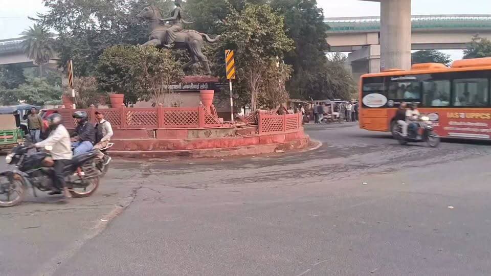 आगरा प्रतापपुरा चौराहे पर वीरांगना महारानी अवंतीबाई लोधी की प्रतिमा की रेलिंग टूटी - प्रशासन से मांग है कि इसे सही कराये