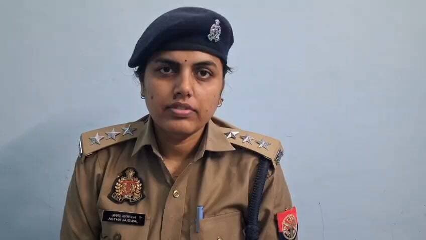 जहरीले पदार्थ के सेवन की सूचना पर पुलिस ने परिजनों को बुलाकर सौंपा, उपचार के बाद घर लौटा व्यक्ति
बरदह थाना क्षेत्र का मामला, पैतृक संपत्ति के बंटवारे को लेकर चल रहा विवाद
आजमगढ़। बरदह थाना क्षेत्र में एक व्यक्ति के जहरीले पदार्थ का सेवन करने की सूचना पर पुलिस ने तत्काल कार्रवाई करते हुए उसके परिजनों को बुलाया और उसे उनके सुपुर्द कर दिया। क्षेत्राधिकारी लालगंज आस्था जायसवाल के आधिकारिक वक्तव्य के अनुसार, संबंधित व्यक्ति नशे की हालत में थाने पहुंचा था और स्वयं जहरीले पदार्थ का सेवन करने की बात कही थी। हालांकि, जहरीले पदार्थ के सेवन की पुष्टि नहीं हुई है। परिजन उसे उपचार के लिए ले गए, जहां उपचार के बाद उसकी हालत ठीक होने पर वह सकुशल घर लौट आया।
क्षेत्राधिकारी ने बताया कि पूरा मामला पैतृक संपत्ति के बंटवारे से जुड़ा है, जो राजस्व विभाग के क्षेत्राधिकार का विषय है। इस संबंध में पूर्व में पुलिस की ओर से शांति व्यवस्था बनाए रखने के लिए निरोधात्मक कार्रवाई की जा चुकी है। फिलहाल राजस्व विभाग से समन्वय स्थापित कर नियमानुसार आवश्यक कार्रवाई की जा रही है।