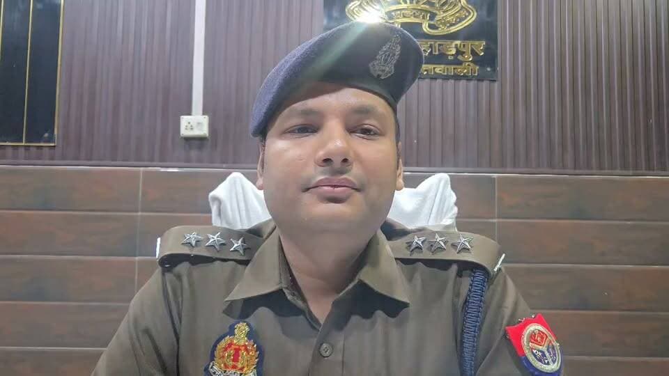 दो पक्षों के विवाद में चाकूबाजी, एक व्यक्ति घायल; दो नामजद आरोपी हिरासत में
सूचना मिलते ही मौके पर पहुंची पुलिस, घायल अस्पताल में भर्ती; हालत सामान्य
आजमगढ़। शहर कोतवाली क्षेत्र के पहाड़पुर में दो पक्षों के बीच हुए विवाद के दौरान चाकूबाजी की घटना में एक व्यक्ति घायल हो गया। घटना की सूचना मिलते ही पुलिस तत्काल मौके पर पहुंची और घायल को उपचार के लिए अस्पताल में भर्ती कराया। चिकित्सकों के अनुसार घायल की स्थिति सामान्य है।
क्षेत्राधिकारी नगर शुभम तोदी ने बताया कि मामले में आरोपियों के विरुद्ध सुसंगत धाराओं में मुकदमा दर्ज किया गया है। पुलिस ने नामजद दो आरोपियों को हिरासत में ले लिया है। उनके विरुद्ध आवश्यक विधिक कार्रवाई की जा रही है। पहाड़पुर में चाट के ठेले और फल की दुकान को लगाने को लेकर विवाद बढ़ा था।