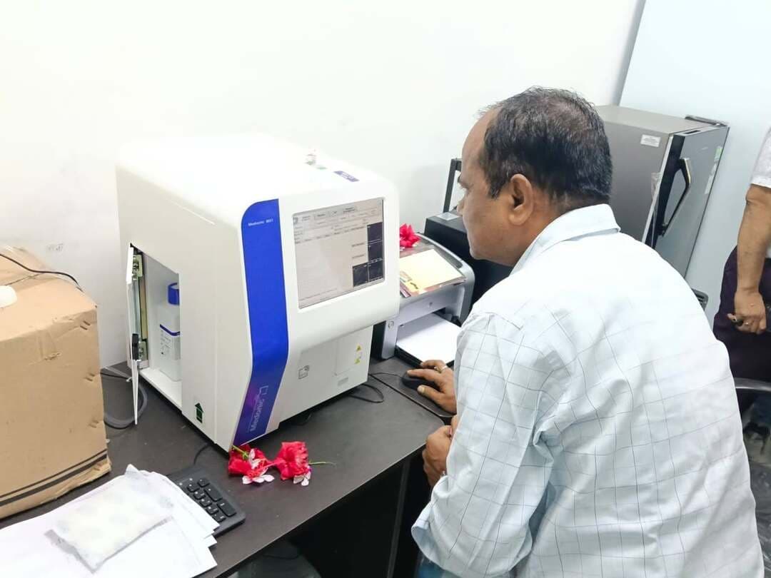 नालंदा -(रहूई)गवर्नमेंट डेंटल कॉलेज में सीबीसी जांच के लिए लगी आधुनिक ऑटोमैटिक मशीन, मरीजों को मिलेगी राहत
रहुई प्रखंड के पैठना-भागन बिगहा स्थित गवर्नमेंट डेंटल कॉलेज में मरीजों की सुविधा को ध्यान में रखते हुए शुक्रवार को सीबीसी जांच के लिए आधुनिक ऑटोमैटिक फाइव पार्ट मशीन की शुरुआत की गई। कॉलेज के प्राचार्य डॉ. विकास वैभव ने फीता काटकर मशीन का उद्घाटन किया।
इस मौके पर प्राचार्य डॉ. विकास वैभव एवं डॉ. सुमंत कोले ने बताया कि कॉलेज में अब तक सीबीसी (कंप्लीट ब्लड काउंट) जांच की सुविधा उपलब्ध नहीं थी। इसके कारण मरीजों को खून की जांच कराने के लिए निजी जांच केंद्रों का सहारा लेना पड़ता था। इससे उन्हें अतिरिक्त समय और पैसे खर्च करने पड़ते थे।
उन्होंने बताया कि आधुनिक ऑटोमैटिक फाइव पार्ट मशीन लगने से अब मरीजों को कॉलेज परिसर में ही सीबीसी जांच की सुविधा मिल सकेगी। यह मशीन पूरी तरह स्वचालित है और कम समय में जांच रिपोर्ट उपलब्ध कराने में सक्षम है। इससे मरीजों को बाहर जाने की परेशानी से राहत मिलेगी। साथ ही समय और पैसे की बचत होगी तथा इलाज की प्रक्रिया भी पहले से अधिक आसान और सुविधाजनक बनेगी।
कॉलेज प्रशासन ने बताया कि स्वास्थ्य जांच की सुविधाओं को बेहतर बनाने की दिशा में यह एक महत्वपूर्ण पहल है। इससे कॉलेज में इलाज कराने आने वाले मरीजों को काफी सहूलियत मिलेगी।