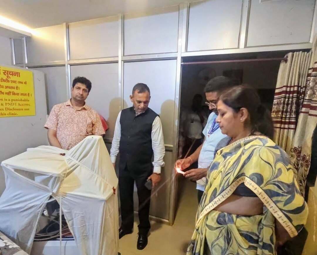तोपचांची व सरायढेला के अल्ट्रासाउंड क्लिनिक सील
इसकी विस्तृत जानकारी देते हुए उपायुक्त ने बताया कि सरायढेला के न्यू रिलीफ डायग्नोस्टिक सेंटर
के विरुद्ध गंभीर शिकायत मिली थी। इसकी निष्पक्ष व गहन जांच के लिए एक छह सदस्यीय जांच दल का गठन किया गया था।
उन्होंने बताया कि उक्त केंद्र में कतरास की एक गर्भवती महिला का अवैध रूप से भ्रूण लिंग परीक्षण कराया गया था। भ्रूण लिंग परीक्षण के संदेह में उसकी जांच करते हुए अल्ट्रासाउंड मशीन को सील किया गया। आगे की कानूनी कार्रवाई करने के लिए सिविल सर्जन को निर्देश दिया गया है।
जबकि तोपचांची जांच घर, तोपचांची, में पीसी एंड पीएनडीटी एक्ट के उल्लंघन के मामले में अल्ट्रासाउंड मशीन सील किया गया।