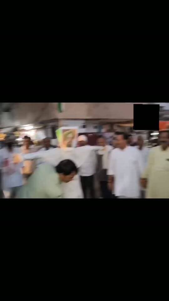 सदर बाजार में हरदीप पुरी के पुतले को आग,राज्यसभा उम्मीदवारी पर भड़के कांग्रेसी,भाजपा के खिलाफ जोरदार नारेबाजी.. 👇🏻
मुरैना के सदर बाजार में शुक्रवार शाम कांग्रेसियों का गुस्सा सड़कों पर फूट पड़ा।भाजपा द्वारा हरदीप सिंह पुरी को मध्यप्रदेश से राज्यसभा उम्मीदवार बनाए जाने के विरोध में कांग्रेस ने उनका पुतला फूंककर जोरदार प्रदर्शन किया। शाम को उठती आग की लपटों के बीच भाजपा के खिलाफ नारेबाजी गूंजती रही। कांग्रेस नेताओं ने पुरी का नाम एपस्टीन मामले से जोड़ते हुए उम्मीदवारी पर सवाल उठाए। प्रदर्शन का नेतृत्व जिला अध्यक्ष मधुराज सिंह तोमर और शहर अध्यक्ष गजेंद्र जाटव ने किया।