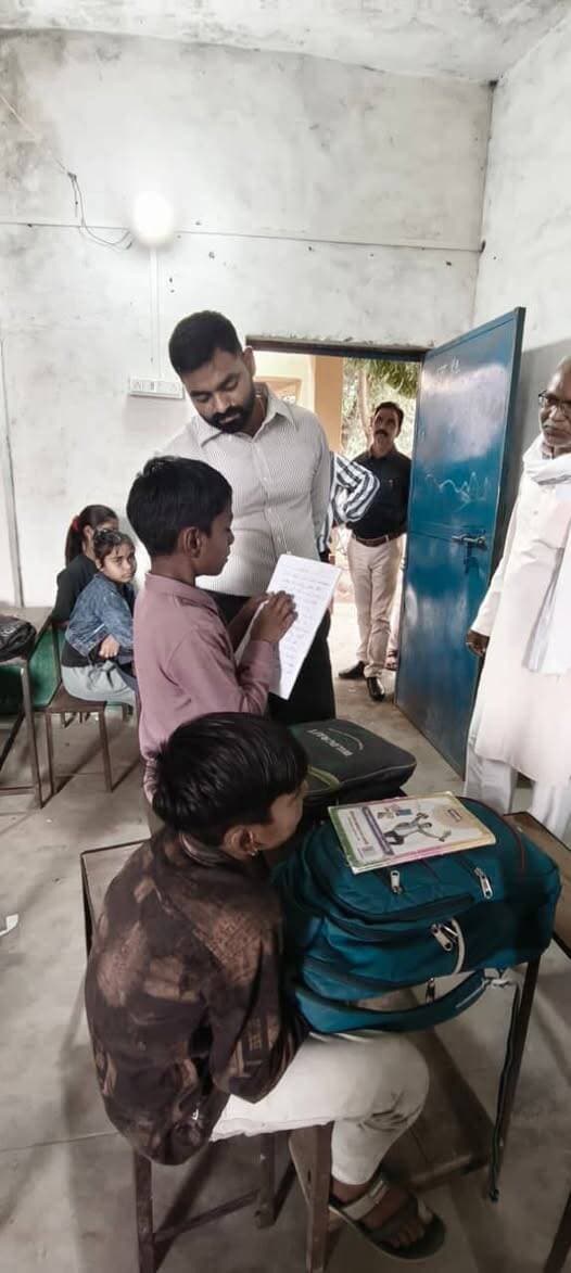 जन विश्वास अभियान के तहत सीईओ जिला पंचायत श्री विशाल धाकड़ ने किया ग्राम पंचायतों का निरीक्षण
-
माँची आंगनवाड़ी में अनियमितताएं मिलने पर कार्यकर्ता एवं सुपरवाइजर को नोटिस देने के निर्देश, भोजन उपलब्ध कराने वाले स्व सहायता समूह को हटाने के निर्देश
--
टीकमगढ़, 30 अक्टूबर 2026। कलेक्टर श्री विवेक श्रोत्रिय के निर्देशन में जिले में जन विश्वास शिविर अभियान के तहत ग्रामीण क्षेत्रों में शासकीय योजनाओं के क्रियान्वयन एवं विभिन्न संस्थाओं की व्यवस्थाओं को बेहतर बनाने के उद्देश्य से निरीक्षण किया जा रहा है। इसी क्रम में मुख्य कार्यपालन अधिकारी जिला पंचायत श्री विशाल धाकड़ ने जतारा जनपद पंचायत अंतर्गत ग्राम पंचायत माँची, किटाखेरा एवं बैरवार का भ्रमण कर विभिन्न शासकीय संस्थाओं का निरीक्षण किया तथा संबंधित अधिकारियों एवं कर्मचारियों को आवश्यक दिशा-निर्देश दिए।
निरीक्षण के दौरान सीईओ जिला पंचायत श्री धाकड़ ने ग्राम पंचायत माँची में आंगनवाड़ी केंद्रों, शालाओं, गौशाला एवं उप स्वास्थ्य केंद्र का निरीक्षण कर व्यवस्थाओं का जायजा लिया। उन्होंने संस्थाओं में संचालित गतिविधियों का अवलोकन करते हुए व्यवस्थाओं में सुधार के लिए आवश्यक निर्देश दिए। माँची आंगनवाड़ी केंद्र में निरीक्षण के दौरान आंगनवाड़ी कार्यकर्ता की कार्यप्रणाली में अनियमितताएं पाए जाने पर संबंधित आंगनवाड़ी कार्यकर्ता एवं सुपरवाइजर को नोटिस जारी करने के निर्देश दिए। साथ ही आंगनवाड़ी केंद्र में भोजन उपलब्ध कराने वाले स्व सहायता समूह को हटाने के निर्देश भी दिए।
इसके पश्चात सीईओ जिला पंचायत ने ग्राम पंचायत किटाखेरा का भ्रमण किया। यहां विभिन्न व्यवस्थाओं का जायजा लेते हुए संबंधित अधिकारियों एवं कर्मचारियों को आवश्यक दिशा-निर्देश दिए। उन्होंने शासकीय व्यवस्थाओं को बेहतर बनाने तथा निर्धारित दायित्वों का गंभीरता से निर्वहन करने पर जोर दिया।
इसी क्रम में ग्राम पंचायत बैरवार में शालाओं एवं उप स्वास्थ्य केंद्र का निरीक्षण किया गया। निरीक्षण के दौरान संबंधित संस्थाओं की व्यवस्थाओं का अवलोकन कर आवश्यक सुधार सुनिश्चित करने के निर्देश दिए गए।
जन विश्वास शिविर अभियान के अंतर्गत किए जा रहे इन निरीक्षणों का उद्देश्य ग्रामीण क्षेत्रों में शासकीय संस्थाओं की कार्यप्रणाली को बेहतर बनाना, योजनाओं के प्रभावी क्रियान्वयन को सुनिश्चित करना तथा आमजन को बेहतर सुविधाएं उपलब्ध कराना है। निरीक्षण के दौरान पाई गई कमियों के संबंध में संबंधित अधिकारियों एवं कर्मचारियों को आवश्यक निर्देश देते हुए व्यवस्थाओं में सुधार पर जोर दिया गया।
Jansampark Madhya Pradesh
#JansamparkMP
#Jansamparktikamgarh
#Tikamgarh