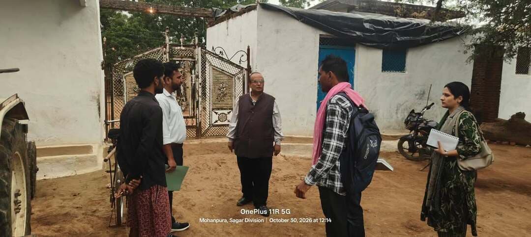 अपर मुख्य सचिव श्री सचिन सिन्हा ने किया ग्रामीण नल-जल एवं समूह जल प्रदाय योजनाओं का निरीक्षण
-
निर्माण कार्यों की प्रगति, जल स्रोतों की निरंतरता एवं जल वितरण व्यवस्था का लिया जायजा, समय-सीमा में कार्य पूर्ण करने के दिए निर्देश
-
मध्यप्रदेश शासन के लोक स्वास्थ्य यांत्रिकी विभाग (PHED) के अपर मुख्य सचिव श्री सचिन सिन्हा ने टीकमगढ़ जिले के भ्रमण के दौरान विभिन्न ग्रामीण नल-जल योजनाओं एवं समूह जल प्रदाय योजनाओं के निर्माण और संचालन कार्यों का स्थल निरीक्षण किया।
भ्रमण के दौरान अपर मुख्य सचिव श्री सिन्हा ने विकासखंड टीकमगढ़ के ग्राम बड़माड़ई, रिगौरा एवं मोहनपुरा तथा विकासखंड जतारा के ग्राम मुहारा एवं किटा खेरा में संचालित एकल ग्राम नल-जल योजनाओं की प्रगति एवं जल वितरण व्यवस्था का जायजा लिया। इसके साथ ही विकासखंड बल्देवगढ़ के ग्राम राजनगर एवं डुम्बार में प्रगतिरत बान सुजारा समूह जल प्रदाय योजना के विभिन्न घटकों का निरीक्षण कर आवश्यक सुधार के निर्देश दिए।
निरीक्षण के दौरान उन्होंने जल स्रोतों की निरंतरता, जलापूर्ति के दबाव तथा निर्माण कार्यों की गुणवत्ता की बारीकी से जांच की। उन्होंने संबंधित अधिकारियों एवं निर्माण एजेंसियों को निर्देशित किया कि प्रत्येक ग्रामीण परिवार तक शुद्ध पेयजल पहुंचाना शासन की प्राथमिकता है। इसमें किसी भी प्रकार की लापरवाही अथवा गुणवत्ता से समझौता बर्दाश्त नहीं किया जाएगा।
उन्होंने शेष निर्माण कार्यों को निर्धारित समय-सीमा में पूर्ण करने तथा ग्रामीण क्षेत्रों में नियमित एवं सुचारू जल प्रदाय सुनिश्चित करने के निर्देश दिए।
निरीक्षण के दौरान लोक स्वास्थ्य यांत्रिकी खंड टीकमगढ़ के कार्यपालन यंत्री, मध्यप्रदेश जल निगम के महाप्रबंधक, संबंधित सहायक यंत्री, उपयंत्री सहित विभागीय अधिकारी-कर्मचारी एवं स्थानीय ग्रामीणजन उपस्थित रहे।
#JansamparkMP
#Jansamparktikamgarh
#Tikamgarh