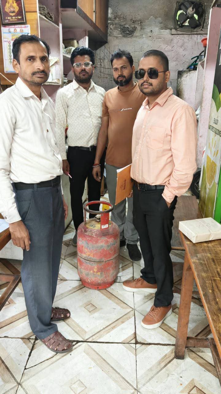 खाद्य सुरक्षा एवं आपूर्ति विभाग की संयुक्त टीम ने मिठाई दुकानों एवं होटल का किया निरीक्षण
--
घरेलू गैस सिलेंडर का व्यावसायिक उपयोग पाए जाने पर 03 सिलेंडर जब्त, खाद्य पदार्थों के 04 नमूने जांच हेतु लिए गए
---
कलेक्टर श्री विवेक श्रोत्रिय के निर्देशानुसार गठित जांच दल द्वारा आज जिले में खाद्य प्रतिष्ठानों का निरीक्षण कर जांच एवं कार्रवाई की गई।
जांच के दौरान अस्पताल चौराहा स्थित आलोक मिष्ठान भंडार से स्वीट सूजी हलवा का नमूना लिया गया। साथ ही प्रतिष्ठान पर घरेलू गैस सिलेंडर का व्यावसायिक उपयोग पाए जाने पर 02 घरेलू गैस सिलेंडर जब्त किए गए। इसी प्रकार अस्पताल चौराहा स्थित धर्मदास राय के प्रतिष्ठान से घरेलू गैस सिलेंडर का व्यावसायिक उपयोग पाए जाने पर 01 सिलेंडर जब्त किया गया।
इसके अतिरिक्त लुकमान चौराहा स्थित माधव स्वीट्स से पनीर एवं दूध बर्फी के नमूने तथा दरवाइया इंटरप्राइजेस (तेज होटल) से पनीर का नमूना जांच हेतु लिया गया।
सभी खाद्य नमूनों को जांच के लिए राज्य खाद्य परीक्षण प्रयोगशाला, भोपाल भेजा जा रहा है। जांच प्रतिवेदन प्राप्त होने के उपरांत संबंधित प्रतिष्ठानों के विरुद्ध नियमानुसार कार्रवाई की जाएगी।
उक्त कार्रवाई के दौरान जांच दल में श्री मनीष कुमार जैन, खाद्य सुरक्षा अधिकारी तथा श्री सार्थक तिवारी, कनिष्ठ आपूर्ति अधिकारी टीकमगढ़ शामिल रहे।
#JansamparkMP
#jansampartikatikamgarh
#tikamgarh