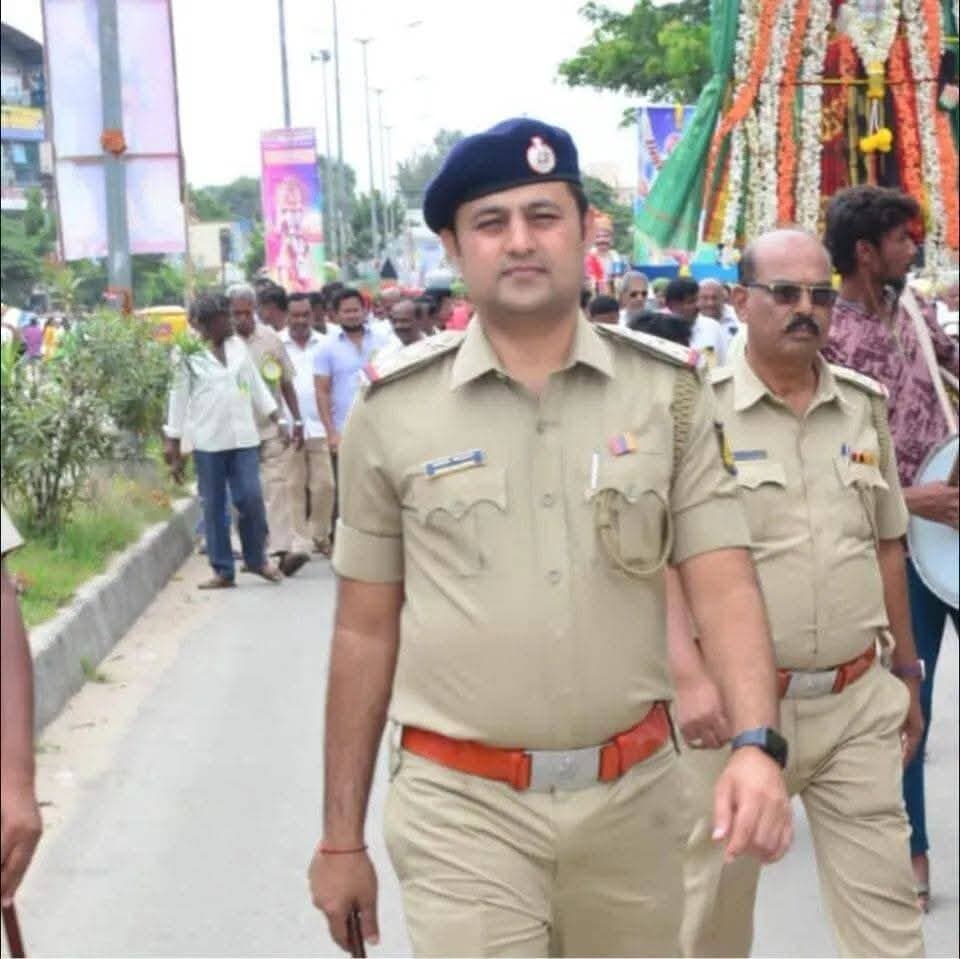 बेंगलुरु से चार दोस्त भगवान बदरी विशाल के दर्शन करने आए थे, सोचा नहीं था कि दर्शन के बाद की उड़ान उन्हें सीधे काल के मुंह में ले जाएगी,
बदरीनाथ से देहरादून लौट रहा ट्रांस भारत एविएशन का हेलीकॉप्टर पांडुकेश्वर क्षेत्र में हुआ दुर्घटनाग्रस्त, बेंगलुरु के पांच पर्यटकों और पायलट की गई जान,
हादसे में बेंगलुरु के दो युवा अधिवक्ताओं की भी मौत, एडवोकेट्स एसोसिएशन परिवारों के संपर्क में, देहरादून से विमान के जरिये बेंगलुरु भेजे जाएंगे पार्थिव शरीर,
उत्तराखंड के चमोली जिले में शुक्रवार को एक भीषण हेलीकॉप्टर हादसे ने पूरे देश को झकझोर कर रख दिया। बदरीनाथ धाम से देहरादून के सहस्रधारा के लिए उड़ान भरने वाला ट्रांस भारत एविएशन का हेलीकॉप्टर पांडुकेश्वर क्षेत्र के पास दुर्घटनाग्रस्त हो गया। इस दर्दनाक हादसे में हेलीकॉप्टर सवार सभी छह लोगों की मौत हो गई। मृतकों में पायलट हिमांशु सहित बेंगलुरु के पांच पर्यटक शामिल हैं। हादसे की सूचना मिलते ही सेना, पुलिस और प्रशासन की टीमें राहत एवं बचाव कार्य में जुट गईं। दुर्गम पहाड़ी क्षेत्र और खराब मौसम के बीच देर रात तक चले अभियान में भारतीय सेना के जवानों ने सभी छह शव बरामद कर लिए। हादसे के बाद पूरे क्षेत्र में शोक की लहर है।
जानकारी के अनुसार ट्रांस भारत एविएशन के हेलीकॉप्टर ने शुक्रवार दोपहर करीब 1:13 बजे बदरीनाथ धाम स्थित हेलीपैड से देहरादून के सहस्रधारा के लिए उड़ान भरी थी। उड़ान भरने के महज एक मिनट बाद करीब 1:14 बजे हेलीकॉप्टर पांडुकेश्वर क्षेत्र के आसपास हादसे का शिकार हो गया। प्रारंभिक जानकारी में खराब मौसम और प्रतिकूल परिस्थितियों को हादसे की संभावित वजह माना जा रहा है। हालांकि दुर्घटना के वास्तविक कारणों की पुष्टि जांच के बाद ही हो सकेगी। हादसे की खबर मिलते ही जिला प्रशासन और पुलिस महकमे में हड़कंप मच गया। घटनास्थल की भौगोलिक परिस्थितियां बेहद चुनौतीपूर्ण होने के कारण राहत एवं बचाव अभियान में काफी मुश्किलें पेश आईं।
सेना ने दुर्गम पहाड़ी क्षेत्र से बरामद किए सभी शव,
हादसे की गंभीरता को देखते हुए जिला प्रशासन ने तत्काल भारतीय सेना के जवानों को मौके पर भेजा। चमोली के जिलाधिकारी गौरव कुमार ने बताया कि सूचना मिलते ही सेना के जवानों को घटनास्थल के लिए रवाना कर दिया गया था। दुर्गम पहाड़ी क्षेत्र में देर रात तक चले सघन रेस्क्यू ऑपरेशन के बाद सभी छह मृतकों के शव बरामद कर लिए गए। प्रशासन की ओर से शवों को घटनास्थल से सुरक्षित बाहर निकालने और आगे की प्रक्रिया पूरी करने के प्रयास किए गए। सेना और पुलिस की टीमें शवों को पहाड़ों से निकालकर जोशीमठ लाने में जुटी रहीं।
बेंगलुरु के दो युवा अधिवक्ताओं की मौत से वकालत समुदाय में शोक,
इस हादसे में बेंगलुरु के दो युवा अधिवक्ताओं सुधीर और शंकर गौड़ा की मौत की खबर से अधिवक्ता समुदाय में शोक की लहर दौड़ गई। दोनों हाईकोर्ट और ट्रायल कोर्ट में अधिवक्ता के रूप में कार्यरत थे और चारधाम यात्रा के लिए उत्तराखंड आए हुए थे। बदरीनाथ धाम के दर्शन करने के बाद दोनों हेलीकॉप्टर से देहरादून लौट रहे थे, तभी यह हादसा हो गया। एडवोकेट्स एसोसिएशन, बेंगलुरु (AAB) ने दोनों अधिवक्ताओं के असामयिक निधन पर गहरा दुख व्यक्त किया है।