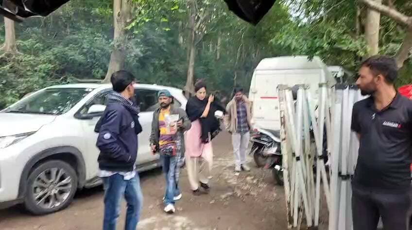 बहुचर्चित आश्रम वेब फिल्म का चौथा भाग तीर्थनगरी ऋषिकेश के गंगा तट पर प्रसिद्ध फिल्म निर्देशक प्रकाश झा के निर्देशन में फिल्माया गया। जिसमें आश्रम-4 वेब फिल्म सीरीज की अभिनेत्री अदिति पुणेकर और सह कलाकारों के कई सीन शूट किए गए।
गंगा जल तथा मृत्युदंड जैसी फिल्मों का निर्देशन कर चुके फिल्म इंडस्ट्री के प्रसिद्ध निर्देशक प्रकाश झा के निर्देशन में बन रही आश्रम-4 वेब फिल्म सीरीज के दृश्यों को ऋषिकेश के गंगा तट पर फिल्माया गया। इस दौरान प्रसिद्ध फिल्म निर्देशक प्रकाश झा ने उत्तराखंड सरकार के सहयोग का आभार व्यक्त करते हुए कहा कि वह देवभूमि उत्तराखंड में आते रहते हैं। जिसको देखते हुए उन्होंने कहा कि हर कोई देवभूमि को अपने जेहन में रखकर काम करें तो बेहतर होगा। साथ ही उन्होंने बताया कि उन्होंने टिहरी झील के आसपास भी सीरीज के दृश्यों को फिल्माया गया है। साथ ही थाना लक्ष्मण झूला क्षेत्रांतर्गत गोवा बीच के गंगा तट पर भी कुछ दृश्यों को फिल्माया गया है। इस दौरान उन्होंने राज्य सरकार सहित जिला प्रशासन तथा पुलिस के सहयोग की तारीफ करी।