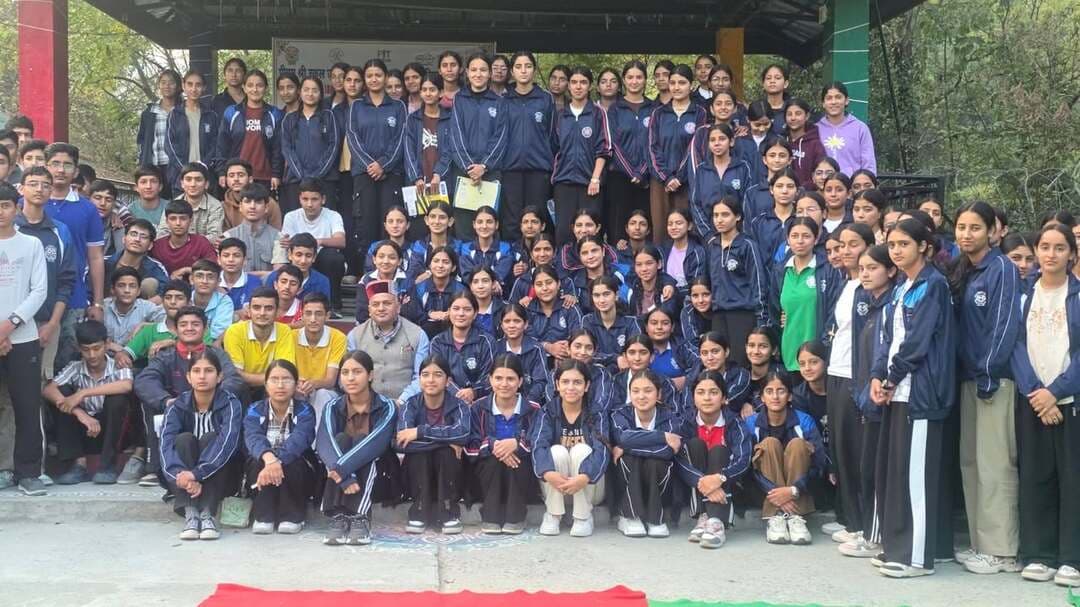 युवाओं की भागीदारी से मजबूत होगा लोकतंत्र, विकसित भारत के संकल्प को मिलेगी गति: डॉ. जनक राज
पीएम श्री स्कूल सरोल में युवाओं एवं तरुणों के साथ SIR और विकसित भारत विषय पर किया संवाद, लोकतांत्रिक प्रक्रिया में जनभागीदारी के महत्व पर रखे विचार
हिमाचल 84 टीवी ब्यूरो चंबा।
भरमौर-पांगी विधानसभा क्षेत्र के विधायक डॉ. जनक राज ने पीएम श्री स्कूल सरोल, चंबा में युवाओं एवं तरुणों के साथ SIR और विकसित भारत विषय पर सार्थक संवाद किया। इस दौरान उन्होंने लोकतांत्रिक प्रक्रिया में जनभागीदारी, राष्ट्र निर्माण में युवाओं की भूमिका तथा विकसित भारत के संकल्प को साकार करने में युवा पीढ़ी के योगदान पर अपने विचार साझा किए।
डॉ. जनक राज ने कहा कि लोकतंत्र की मजबूती के लिए प्रत्येक नागरिक की सक्रिय भागीदारी आवश्यक है। विशेषकर युवाओं को लोकतांत्रिक प्रक्रियाओं के प्रति जागरूक रहना चाहिए और अपने अधिकारों एवं जिम्मेदारियों को समझते हुए राष्ट्र निर्माण में योगदान देना चाहिए।
उन्होंने SIR के संदर्भ में लोकतांत्रिक प्रक्रिया में जागरूकता और नागरिक सहभागिता के महत्व पर भी चर्चा की। उन्होंने कहा कि जागरूक युवा न केवल लोकतांत्रिक व्यवस्था को मजबूत बनाने में भूमिका निभाते हैं, बल्कि देश के सामाजिक, आर्थिक और विकासात्मक लक्ष्यों को प्राप्त करने में भी महत्वपूर्ण योगदान देते हैं।
विधायक ने युवाओं से आह्वान किया कि वे शिक्षा, कौशल, नवाचार और सामाजिक जिम्मेदारी के माध्यम से विकसित भारत के निर्माण में अपनी सक्रिय भूमिका निभाएं।
उन्होंने कहा कि जागरूक युवा, सशक्त लोकतंत्र और विकसित भारत का संकल्प एक-दूसरे से जुड़े हुए हैं। युवाओं की सकारात्मक सोच, सक्रिय भागीदारी और जिम्मेदार नागरिकता से ही राष्ट्र निर्माण के लक्ष्यों को नई दिशा मिल सकती है।