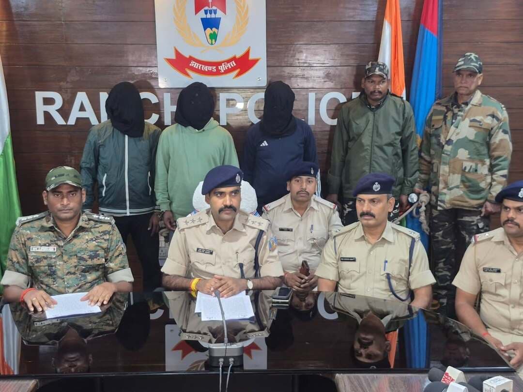 रांची में राजस्व कर्मचारी लक्ष्मीकांत मुंडा हत्याकांड का खुलासा!
जमीन के दाखिल-खारिज और नामांतरण को लेकर विवाद, पुलिस के अनुसार इसी वजह से रची गई थी हत्या की साजिश!
नामकुम के जोरार में अरगोड़ा अंचल के राजस्व कर्मचारी लक्ष्मीकांत मुंडा की हत्या के मामले में रांची पुलिस ने तीन आरोपियों को गिरफ्तार किया है।
पुलिस जांच में सामने आया कि बड़ा घाघरा की 96 डिसमिल जमीन के नामांतरण को लेकर विवाद चल रहा था। राजस्व कर्मचारी की जांच रिपोर्ट के कारण कई आवेदन अस्वीकृत हो गए थे।
पुलिस ने तीन मोबाइल फोन भी बरामद किए हैं। वहीं भोला गोसाई, अमित सिंह और शैलेश समेत अन्य आरोपियों की तलाश जारी है।
जमीन विवाद के पीछे आखिर कितनी बड़ी साजिश थी? इस मामले में पुलिस की जांच जारी है।
रांची, झारखंड
#RanchiNews #JharkhandNews #RanchiPolice #Namkum #Arrest #CrimeNews #LandDispute #RevenueEmployee #BreakingNews #LatestNews #RanchiCrime #JharkhandPolice #LoktantraBharat