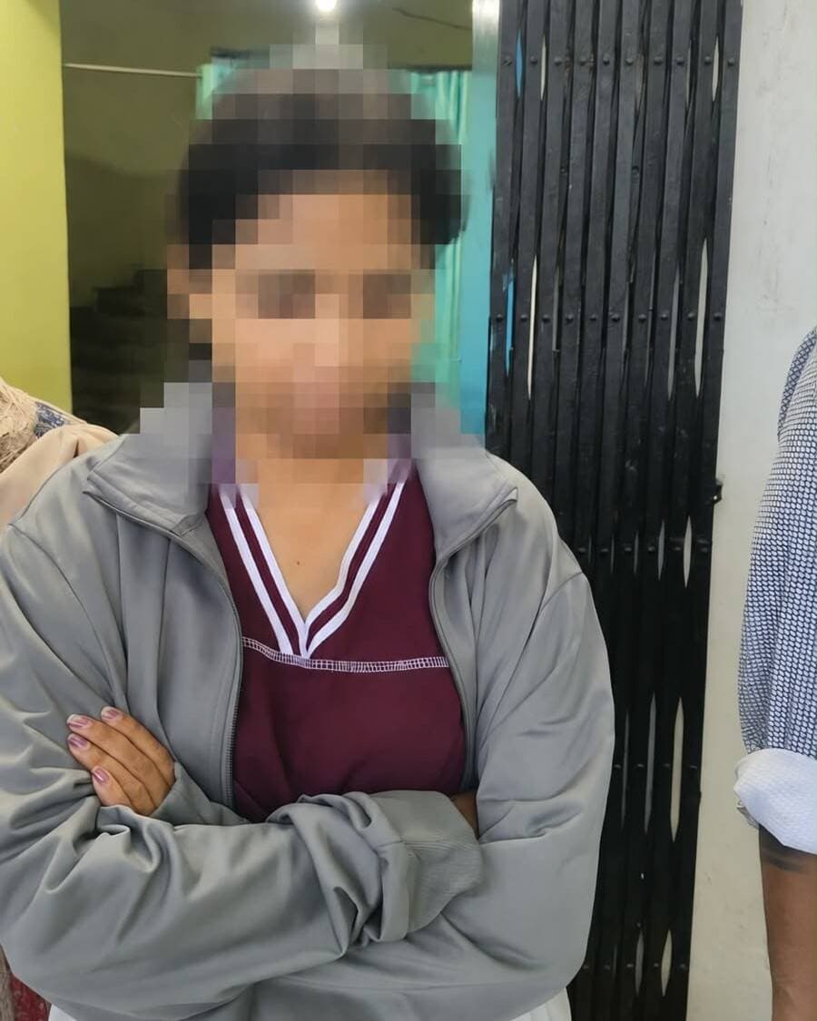 मामले की जांच में सामने आया कि आरोपी एक संगठित गिरोह के रूप में काम कर रहे थे।
ये लोग वाहन मालिकों को ज्यादा किराया देने का भरोसा देकर एग्रीमेंट के माध्यम से चारपहिया गाड़ियां लेते थे।
शुरुआत में कुछ समय तक किराया देने के बाद गाड़ियों को दूसरे लोगों के पास बंधक रखकर मोटी रकम वसूलते थे।
ट्रैवल्स कंपनी के नाम पर चल रहा था खेल
जांच में यह भी पता चला कि मुख्य आरोपी विश्वजीत कुमार सिंह ने रातू रोड स्थित मॉल ऑफ रांची के पास प्रार्थना हाइट्स में 'शुभ यात्रा ट्रैवल्स' नाम से कार्यालय खोल रखा था। इसी ट्रैवल्स कंपनी के माध्यम से लोगों से गाड़ियां किराये पर ली जाती थीं और बाद में उन्हें दूसरे लोगों के पास बंधक रख दिया जाता था।
तीन आरोपी गिरफ्तार
पुलिस ने इस मामले में विश्वजीत कुमार सिंह उर्फ विक्की, ज्योति कुमारी और मनोज कुमार को गिरफ्तार किया है। पुलिस के मुताबिक, तीनों ने पूछताछ के दौरान अपनी संलिप्तता स्वीकार की है। उनकी निशानदेही पर चार गाड़ियां बरामद की गई हैं।
पुलिस ने क्या-क्या किया बरामद?
एक फ्रॉन्क्स कार (JH01FM 8452)
एक बिना नंबर की नई बलेनो कार
कुल 6 मोबाइल फोन
मुख्य आरोपी का आपराधिक इतिहास भी सामने आया
पुलिस के अनुसार, मुख्य आरोपी विश्वजीत कुमार सिंह उर्फ विक्की के खिलाफ रांची के नामकुम, कांके, ओरमांझी समेत बिहार के मुंगेर जिले में पहले से कई मामले दर्ज हैं। वहीं, आरोपी मनोज कुमार का नाम भी बिहार के मुजफ्फरपुर जिले के एक मामले में सामने आया है।
फिलहाल पुलिस इस गिरोह में शामिल अन्य लोगों की गिरफ्तारी और बाकी गाड़ियों की बरामदगी के लिए छापेमारी कर रही है।
#RanchiNews #RanchiPolice #JharkhandNews #CarFraud #RanchiCrime #CrimeNews #CarScam #Fortuner #BreakingNews #LatestNews #JharkhandPolice #Ormanjhi #RanchiUpdate #LoktantraBharat