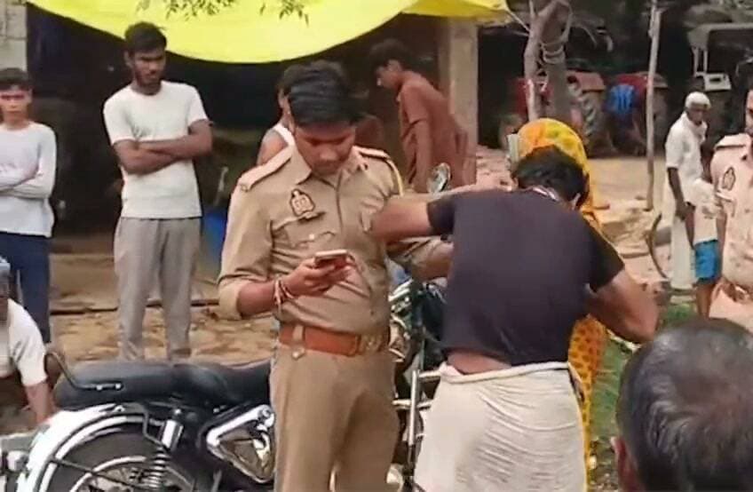 *कन्नौज - महिला ने पुलिस सिपाही का कॉलर पकड़ कर पीटा*
जमीन विवाद के मामले में पुलिस तिर्वा कोतवाली क्षेत्र के नुनारी गांव पहुंची थी।
महिला ने सिपाही का कॉलर पकड़कर अभद्रता की। महिला और उसके साथी आरोपी को छुड़ाना चाह रहे थे।