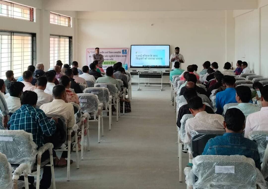 मंडला के 9 विकासखंडों में 600 एआई मास्टर ट्रेनर्स को दिया गया प्रशिक्षण
एआई कौशल से सशक्त होंगे शिक्षक, विद्यालय स्तर पर अन्य शिक्षकों को भी देंगे प्रशिक्षण
राष्ट्रीय शिक्षा नीति 2020 के अनुरूप शिक्षा व्यवस्था में आधुनिक तकनीक एवं कृत्रिम बुद्धिमत्ता (एआई) के प्रभावी उपयोग को बढ़ावा देने के उद्देश्य से मंडला जिले में एलिवेटेड फॉर एजुकेटर्स कार्यक्रम संचालित किया जा रहा है। जनजातीय कार्य विभाग मध्यप्रदेश, माइक्रोसॉफ्ट, पिरामल फाउंडेशन एवं डीपेडागोजिक्स के संयुक्त प्रयासों से संचालित इस कार्यक्रम के तहत जिले के सभी 9 विकासखंडों में एक दिवसीय एआई मास्टर ट्रेनर प्रशिक्षण के प्रथम चरण का आयोजन किया गया।
प्रशिक्षण के अंतर्गत मंडला, बिछिया, मवई, घुघरी, मोहगांव, निवास, बीजाडांडी, नारायणगंज एवं नैनपुर विकासखंड में हाईस्कूल एवं हायर सेकेंडरी विद्यालयों के प्राचार्यों तथा प्रत्येक विद्यालय से दो शिक्षकों सहित कुल 600 एआई मास्टर ट्रेनर्स को प्रशिक्षित किया गया। प्रशिक्षण प्राप्त करने वाले ये मास्टर ट्रेनर्स अब संकुल एवं विद्यालय स्तर पर अन्य शिक्षकों को भी एआई के उपयोग संबंधी प्रशिक्षण देंगे।
प्रशिक्षण राज्य स्तर पर प्रशिक्षित एआई मास्टर फैसिलिटेटर्स श्री राकेश यादव, श्री सत्येंद्र त्रिपाठी, श्री संतोष साहू, श्री दुर्गेश पटेल, श्री योगेंद्र पटेल, कु. मिनी तुमाली, श्री शैलेंद्र ठाकुर, श्री शिव प्रसाद साहू, श्री कवींद्र शाह कोकड़े, श्री रमन यादव, कु. स्तुति गहलोत, श्री सहवान खान, कु. ओमवती मशराम, श्री पुष्पेंद्र झरिया एवं श्री नंदकिशोर ठाकरे द्वारा प्रदान किया गया। पिरामल फाउंडेशन की जिला स्तरीय टीम से एआई एंबेसेडर श्री पंकज कुमार ठाकुर एवं करुणा फेलो उदिता ठाकुर ने प्रशिक्षण के दौरान मास्टर फैसिलिटेटर्स को सहयोग प्रदान किया।
प्रशिक्षण का मुख्य उद्देश्य शिक्षकों को कृत्रिम बुद्धिमत्ता के विभिन्न उपयोगों एवं शैक्षणिक संसाधनों से परिचित कराना तथा शिक्षण-अधिगम प्रक्रिया में तकनीक का प्रभावी उपयोग करने के लिए सक्षम बनाना है। एआई आधारित संसाधनों के माध्यम से शिक्षक पाठ्य सामग्री को अधिक रोचक, सरल एवं विद्यार्थियों की आवश्यकता के अनुरूप तैयार कर सकेंगे। इससे कक्षा शिक्षण को अधिक प्रभावी एवं परिणामोन्मुख बनाने में मदद मिलेगी।
Jansampark Madhya Pradesh
CM Madhya Pradesh
#mandla
Department of School Education, Madhya Pradesh