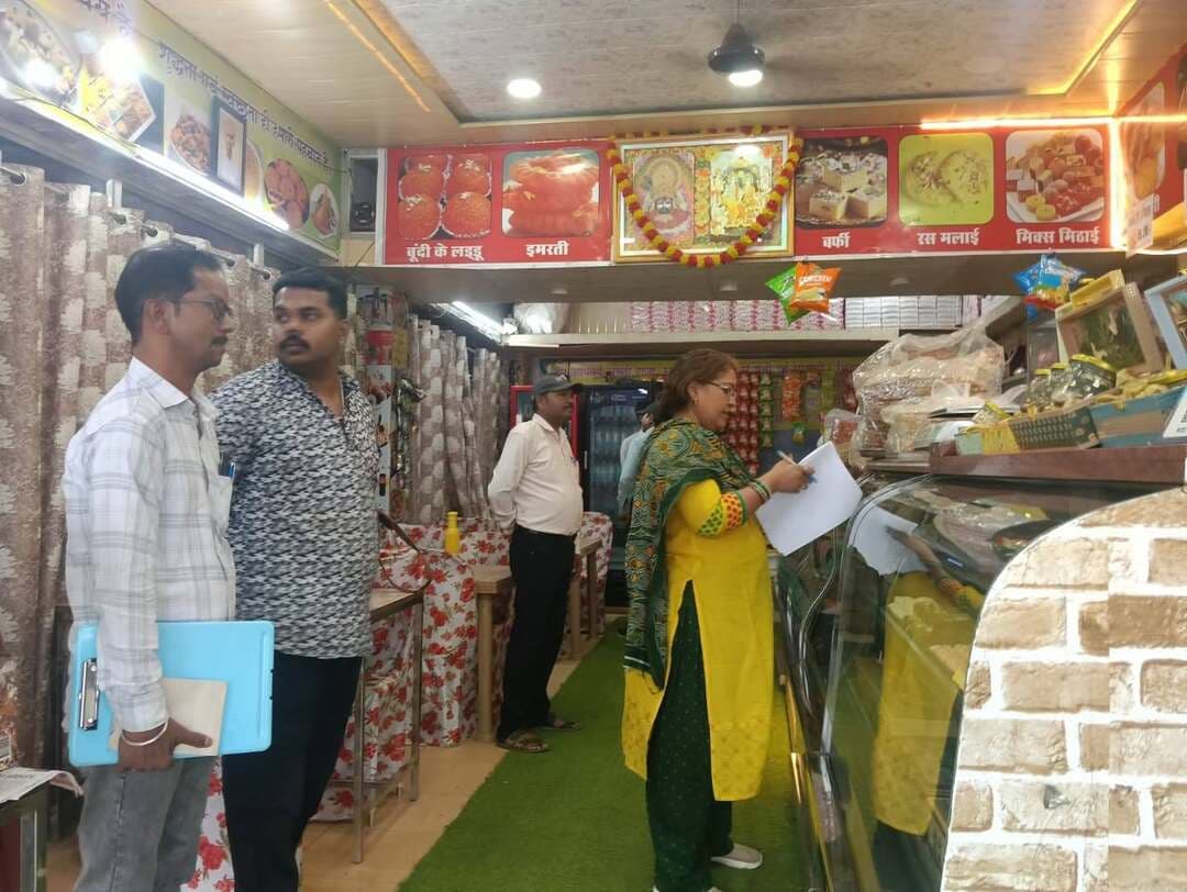 नैनपुर में खाद्य प्रतिष्ठानों की जांच, अनियमितताओं पर हुई कार्रवाई
कलेक्टर श्री राहुल नामदेव धोटे के निर्देशानुसार जिले में खाद्य पदार्थों की गुणवत्ता एवं सुरक्षित खाद्य सामग्री की उपलब्धता सुनिश्चित करने के लिए खाद्य सुरक्षा प्रशासन द्वारा लगातार निरीक्षण किया जा रहा है। इसी क्रम में 28 एवं 29 अक्टूबर को नैनपुर में खाद्य सुरक्षा प्रशासन, राजस्व विभाग एवं नगर पालिका की संयुक्त टीम ने विभिन्न खाद्य प्रतिष्ठानों की जांच की। चलित खाद्य प्रयोगशाला के माध्यम से मिठाई दुकानों, दूध डेयरियों एवं होटलों में खाद्य पदार्थों की मौके पर जांच कर नमूने लिए गए। 28 अक्टूबर को माधव फ्रेश जलपान गृह, जय हिंद दूध डेयरी, गायत्री दूध डेयरी, गुप्ता स्वीट्स, बीकानेर स्वीट्स एवं मधुराम स्वीट्स का निरीक्षण किया गया।
29 अक्टूबर को बस स्टैंड स्थित खंडेलवाल होटल में स्वच्छता संबंधी कमियां पाए जाने पर खाद्य सुरक्षा एवं मानक अधिनियम के तहत प्रकरण दर्ज किया गया तथा नगर पालिका द्वारा 2 हजार रुपये का स्पॉट फाइन किया गया। इसी दिन खंडेलवाल होटल, प्रेम लस्सी सेंटर, अरिहंत स्वीट्स, बीकानेर स्वीट्स एवं कल्याण होटल से खाद्य पदार्थों के नमूने लिए गए। तीन प्रतिष्ठानों को सुधार सूचना पत्र भी जारी किए गए। इसके अतिरिक्त घरेलू गैस के व्यावसायिक उपयोग पर कार्रवाई करते हुए संयुक्त टीम ने मुंबई बड़ा पाव सेंटर से एक घरेलू गैस सिलेंडर जब्त किया। प्रशासन द्वारा खाद्य कारोबारियों को स्वच्छता, खाद्य गुणवत्ता एवं निर्धारित नियमों का पालन करने के निर्देश दिए गए हैं। जिले में इस तरह की जांच एवं कार्रवाई आगे भी जारी रहेगी।
Jansampark Madhya Pradesh
CM Madhya Pradesh
#mandla