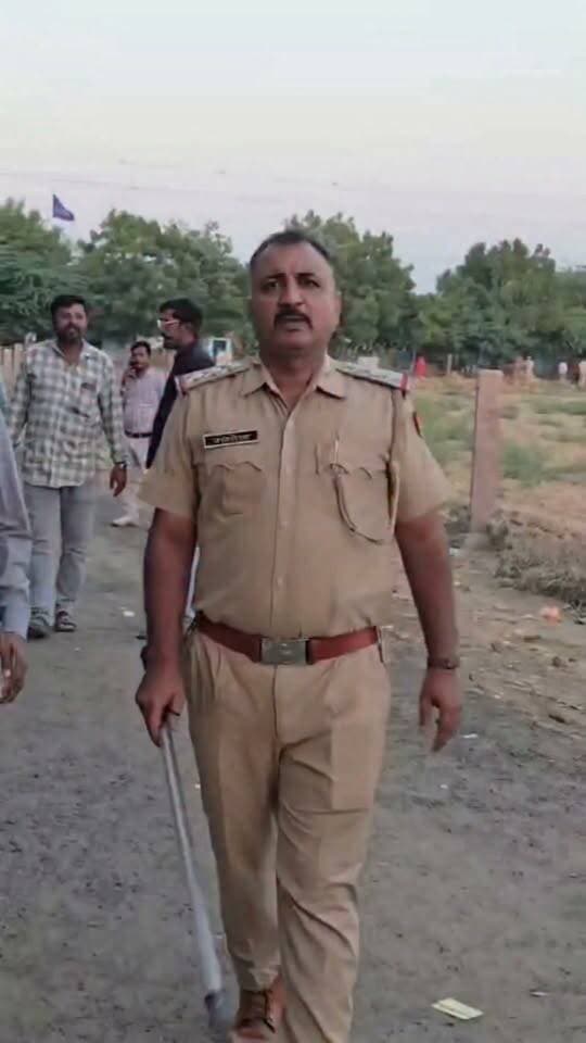 बाड़मेर अंतिम 5 मिंट शेष है शहर कोतवाल मनोज कुमार, फर्जी वोट देने आए युवक को किया दस्तयाब।
Barmer Police Balotra Police Rajasthan Police