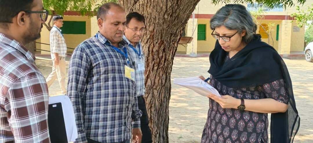 बाड़मेर पंचायतीराज आम चुनाव- 2026
जिला निर्वाचन अधिकारी चिन्मयी गोपाल ने पंचायत समिति डूगेरों का तला में मतदान केन्द्रों का किया निरीक्षण
बाड़मेर जिले में पंचायतीराज चुनाव के द्वितीय चरण में पंच- सरपंच के लिए चुनाव के लिए मतदाताओं में विशेष उत्साह देखा जा रहा है। अधिकांश मतदान केन्द्रों पर मतदाताओं की लंबी कतार देखी जा रही है। जिला निर्वाचन अधिकारी एवं जिला कलक्टर चिन्मयी गोपाल ने शुक्रवार को पंचायत समिति डूगेरों का तला के मतदान केंद्रों का निरीक्षण किया। इस दौरान उन्होंने हाथीतला, डूगेरों का तला एवं सनावड़ा स्थित मतदान केन्द्रों का अवलोकन किया। उन्होंने संबंधित कार्मिकों से मतदान के बारे में जानकारी लेते हुए आवश्यक निर्देश दिए। बाड़मेर जिले में द्वितीय चरण में 7 पंचायत समितियों के 189 ग्राम पंचायतों के पंच- सरपंच के लिए शांतिपूर्ण मतदान चल रहा है। शुक्रवार प्रातः10 बजे तक 25.11 प्रतिशत मतदान हुआ है।