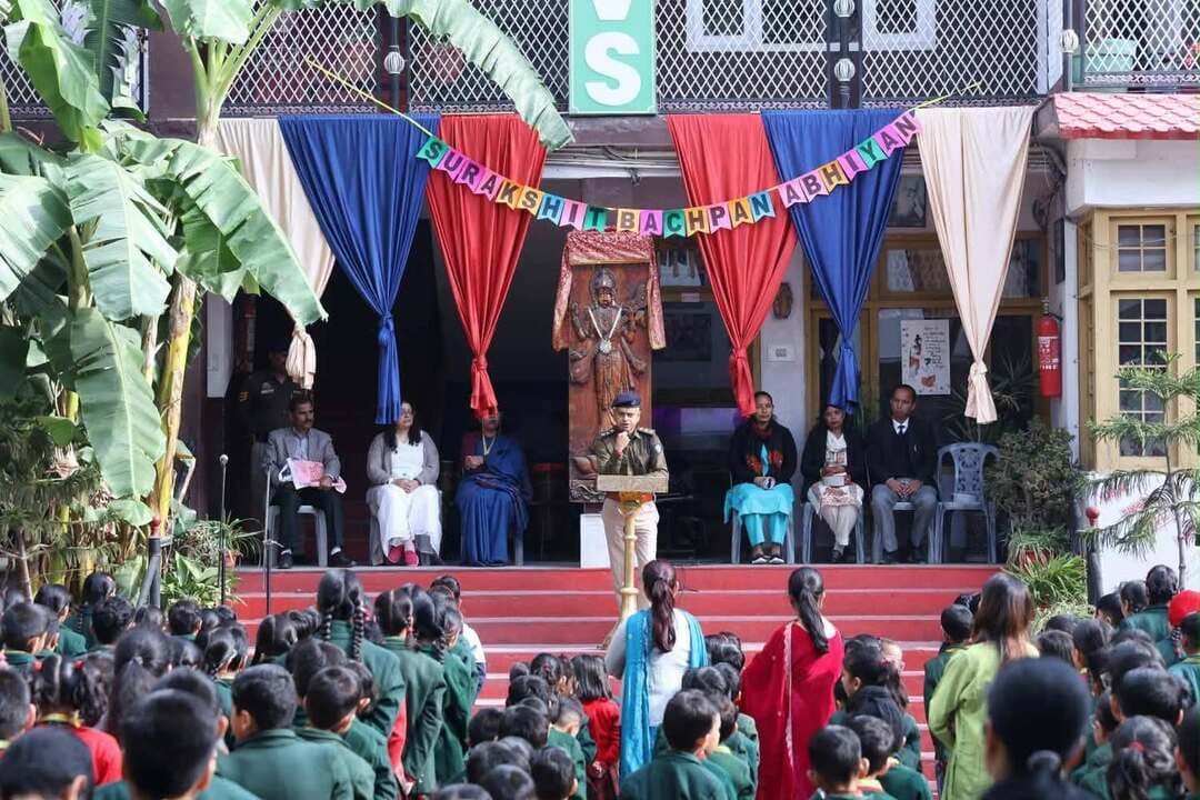 सुरक्षित बचपन, उज्ज्वल भविष्य, कुल्लू वेली स्कूल(KVS), कुल्लू रामशिला में प्रातःकालीन सभा के दौरान जागरूकता कार्यक्रम आयोजित
Kullu Times
आज दिनांक 30.10.2026 को जिला विधिक सेवा प्राधिकरण (DLSA), कुल्लू द्वारा आयोजित सुरक्षित बचपन अभियान’ के अंतर्गत कुल्लू वेली स्कूल(KVS), कुल्लू रामशिला में प्रातःकालीन सभा के दौरान जागरूकता कार्यक्रम आयोजित किया गया।
इस अवसर पर उप पुलिस अधीक्षक (मुख्यालय), कुल्लू रोहित मृगपुरी उपस्थित रहे तथा उन्होंने विद्यार्थियों को विभिन्न महत्वपूर्ण विषयों पर जागरूक किया।
कार्यक्रम के दौरान विद्यार्थियों को लैंगिक अपराधों से बालकों का संरक्षण अधिनियम (POCSO), बाल अधिकारों, साइबर सुरक्षा, आपातकालीन सहायता एवं शिकायत दर्ज करवाने के माध्यमों तथा नशीले पदार्थों के दुष्प्रभावों के बारे में विस्तृत जानकारी दी गई।
साथ ही, विद्यार्थियों को किसी भी प्रकार के शोषण, साइबर अपराध अथवा असुरक्षित परिस्थिति में बिना किसी भय के उचित माध्यम से सहायता प्राप्त करने के लिए प्रेरित किया गया।
बच्चों की सुरक्षा केवल जिम्मेदारी नहीं, बल्कि हम सभी का सामूहिक दायित्व है। जागरूक बच्चे ही सुरक्षित समाज की नींव हैं।
कुल्लू पुलिस — सुरक्षित बचपन, नशामुक्त हिमाचल!
Kullu Police