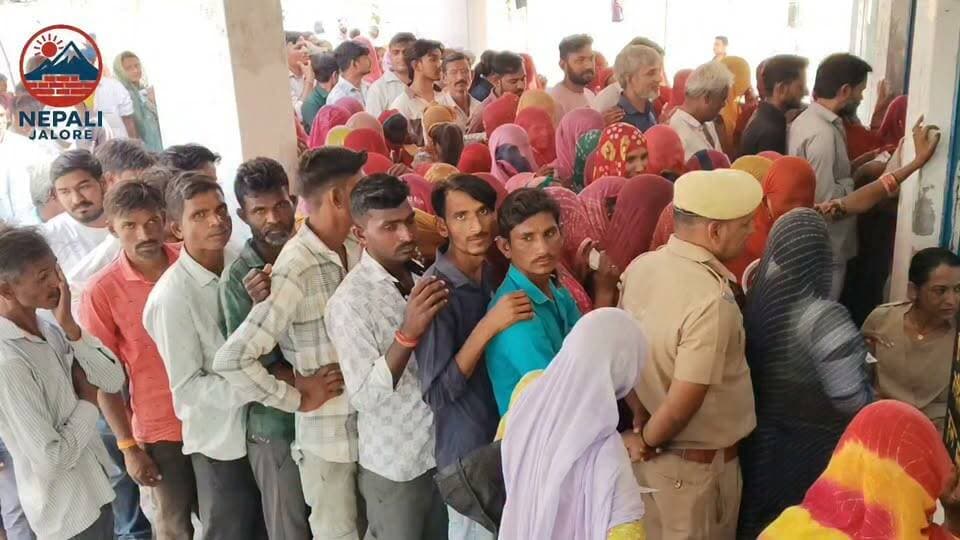 जालोर पंचायत चुनाव में दोपहर 3 बजे तक 54.35 प्रतिशत हुआ मतदान : जालोर पंचायतीराज आम चुनाव-2026 के द्वितीय चरण में जालोर जिले की सात पंचायत समितियों में सरपंच पदों के लिए मतदान जारी है, दोपहर 3 बजे तक कुल 7,65,786 मतदाताओं में से 4,16,222 ने मतदान किया, कुल मतदान प्रतिशत 54.35 रहा, आहोर में 51.04, भाद्राजून में 56.39, भीनमाल में 58.36, जालोर में 51.42, जसवंतपुरा में 56.42, सायला में 56.13 और उम्मेदाबाद में 49.38 प्रतिशत मतदान दर्ज किया गया।