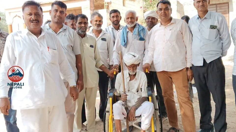 90 वर्षीय गफूर खान ने मतदान कर निभाई लोकतंत्र में भागीदारी : जालोर जिले की नवगठित ग्राम पंचायत धानपुर में 90 वर्षीय बुजुर्ग गफूर खान पुत्र अल्लारख खान ने मतदान केंद्र पहुंचकर अपने मताधिकार का प्रयोग किया। उन्होंने लोकतंत्र के महापर्व में भागीदारी निभाते हुए गांव की सरकार चुनने के लिए मतदान किया। उम्र के इस पड़ाव पर भी उनका मतदान के प्रति उत्साह देखने को मिला।