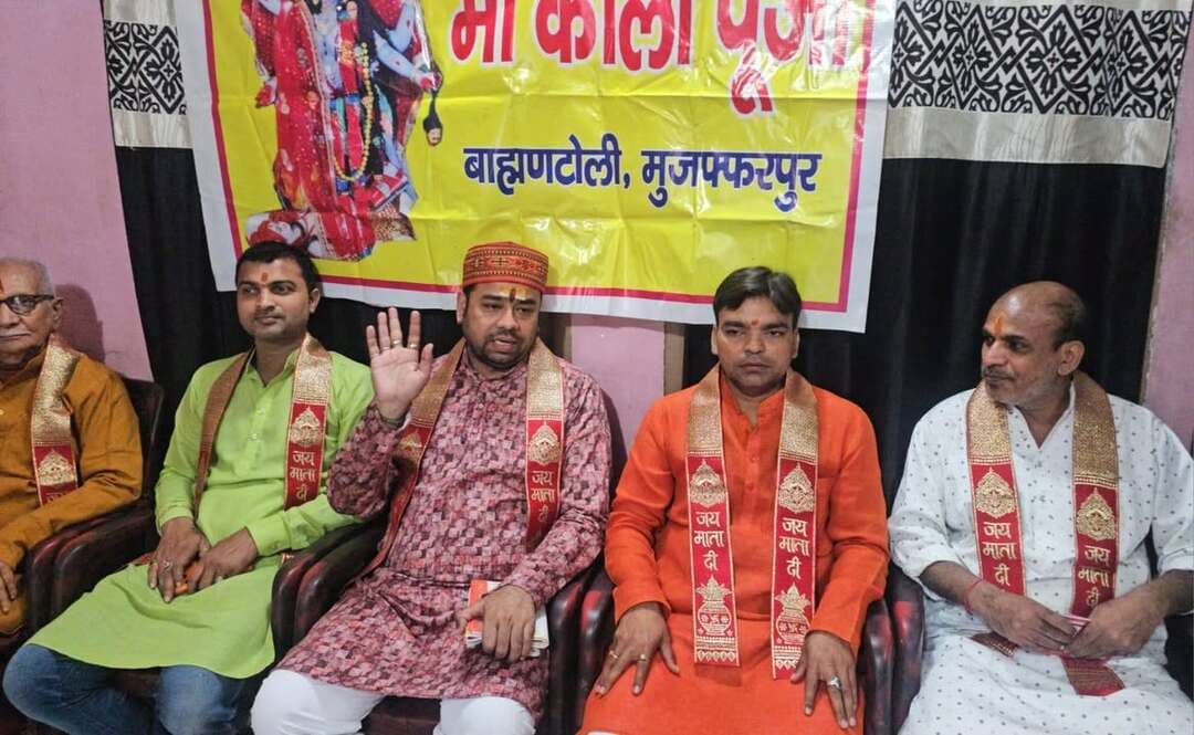 बाह्रमणटोली मे दो दिवसीय काली पूजा महोत्सव 8 नवंबर से
8 नवंबर को महाकाली प्रतिष्ठा एवं निशा पूजन,9 को कन्यापूजन, अन्नकूट,महाआरती और विसर्जन शोभा यात्रा
काली पूजा मे महाकाली के दस स्वरूप के होंगे दर्शन
बंगाल के ढाक कलाकारों द्वारा धनुची नृत्य और महाआरती होगी विशेष आकर्षण का केन्द्र
समाज मे विशेष योगदान देने वालें उत्तर बिहार के दस महिलाओ को किया जायेगा सम्मानित
मुजफ्फरपुर। बाह्रणटोली स्थित डाॅ चंदन उपाध्याय के आवासीय कार्यालय पर काली पूजा को लेकर तैयारी बैठक एवं प्रेसवार्ता का आयोजन किया गया। पूजन आयोजक सह पूजन आचार्य डाॅ चंदन उपाध्याय ने बताया कि 2001 से बाह्रणटोली स्थित संगत स्कूल के प्रांगण मे बाबा फतेहचंद की जीवित समाधी स्थल चिता भूमी पर पूजा होती आ रही है। इस वर्ष काली पूजा 8 नवंबर रविवार को रात्री 11:30 बजे से महाकाली प्रतिष्ठा एवं निशा पूजा प्रारंभ हो जायेगी,9 नवंबर सोमवार को सुबह 8 बजे हल्दी पूजन,देवी सहस्त्राचन,9:30 बजे कन्यापूजन एवं 11 बजे महाप्रसाद वितरण का आयोजन होगा। वहीं संध्या मे विसर्जन शोभा यात्रा निकाली जायेगी।
डाॅ चंदन ने बताया कि इस वर्ष दिपावली पर अत्यंत दुर्लभ और विशिष्ट योग बन रहा है जिसमे पहला बुध आदित्य राज योग जो तुला राशी में बुद्धी और व्यापार के कारक ग्रह बुध और मान-सम्मान, प्रतिष्ठा एवं आत्मा के कारक ग्रह सुर्य के संयुक्त युक्ति से बुधा आदित्य राज योग बन रहा है,वही दुसरा देव गुरू बृहस्पति 31 अक्टूबर को सुर्य के सिंह राशी मे प्रवेश कर रहे है जहां केतु पहले से विराजमान है ,सिंह राशी के गुरू और केतु के एक साथ होने धर्म ध्वज बन रहा है जो आध्यात्म, तंत्र साधन और मंत्र सिद्धी के लिए श्रेष्ठ है इसमे काली की पूजा जो अतिफलदायी है।
पूजन समिति के मीडिया प्रबंधक प्रभात मालाकार ने बताया कि इस वर्ष पूजा पंडाल मे महाकाली के दस स्वरूप महाकाली,दक्षिण काली,श्मशान काली,भद्र काली,गुह्य काली,चामुंडा काली,सिद्ध काली,रक्त काली,कालिका और तारा काली विद्यमान होंगे।महोत्सव मे दुसरे दिन संध्या मे बनारस के गंगा आरती के तर्ज पर काली महाआरती, दोपहर बंगाल के ढाक कलाकार के द्वारा धनुची नृत्य विशेष आकर्षण का केन्द्र होगा।साथ ही उत्तर बिहार के 10 महिला जो शिक्षा,चिकित्सा,सुरक्षा,आध्यात्म और जिनका सार्वजनिक जीवन मे समाज के लिए विशेष योगदान है उन्हे समिति के द्वारा सम्मानित भी किया जायेगा।श्री मालाकार ने बताया कि काली पूजा महोत्सव में उत्तर बिहार के कई मंदिर और मठ के पुजारी,सांसद,मंत्री एवं विधायकगण,शिक्षाविद, साहित्यकार और गणमान्य शामिल होंगे।
पूजन आचार्य के तौर पर लालबहादुर शास्त्री संस्कृत विश्वविद्यालय दिल्ली से वेद और व्याकरण के आचार्य पंडित लड्डू झा और भरत झा शामिल होंगे।