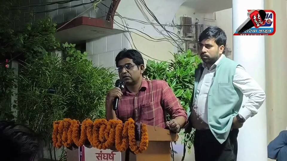 पोशाक महल के प्रोपराइटर मुशफिक आलम ने फैसल जावेद यासीन की पुस्तक ‘संघर्ष: कहानी एक जिले की, हाल पूरे देश का’ के विमोचन समारोह में अपने विचार व्यक्त किए।