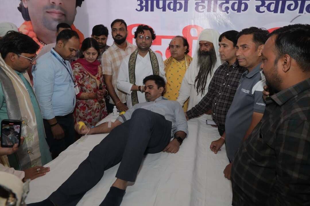 राष्ट्रीय एकता दिवस के उपलक्ष्य में 101 यूनिट हुआ रक्तदान श्री किशोरी कृपा सेवा संस्थान ने लगाया द्वितीय रक्तदान शिविर*
*जिला कलेक्टर श्रीनिधि बीटी ने रक्तदान कर दिया रक्तदान का संदेश*
धौलपुर,30 अक्टूबर। राष्ट्रीय एकता दिवस के उपलक्ष्य में किशोरी कृपा सेवा संस्थान की ओर से द्वितीय रक्तदान शिविर का आयोजन माया पैलेस धौलपुर में किया गया। मुख्य अतिथि जिला कलेक्टर श्रीनिधि बीटी रहे उन्होंने रक्तदान कर युवाओं को रक्तदान करने का संदेश दिया। जिला कलेक्टर श्रीनिधि बीटी ने रक्तदाताओं को प्रशस्ति पत्र देकर उत्साहवर्धन किया । उन्होंने जिले वासियों,युवाओं से जरूरतमंद लोगों के लिए रक्तदान करने की अपील की। श्री किशोरी कृपा सेवा संस्थान के द्वितीय रक्तदान शिविर में विशिष्ट अतिथि के रूप में पीएमओ डॉ समरवीर सिंह सिकरवार ने रक्तदाताओं का उत्साह बढ़ाया । विशिष्ट अतिथियों में सीओ सिटी धौलपुर प्रदीप ,निहाल गंज थाना प्रभारी देवेंद्र कुमार शर्मा ,शिशु एवं बाल रोग विशेषज्ञ डॉ. धर्म सिंह मैनावत ,समाज सेवी प्रिंस हुंडावाल ने रक्तदान शिविर को संबोधित कर कहा कि जरूरतमंद व्यक्तियों के लिए रक्तदान शिविरों में ज्यादा से ज्यादा संख्या में रक्तदान करना चाहिए। उन्होंने कहा कि रक्तदान महादान होता है जिसका कोई भी विकल्प नहीं है। उन्होंने श्री किशोरी कृपा सेवा संस्थान द्वारा किए जा रहे मानवीयता की रक्षार्थ कार्यों की सराहना की । महिला रक्तदाताओं ने भी रक्तदान पहल में बढ़ चढ़कर भाग लिया। अध्यक्षता संस्थापक आचार्य योगेश कृष्ण ने की। विशिष्ट अतिथि महंत हनुमानदास महाराज, हल्लाबोल टीम, एडवोकेट प्रमोद कुमार शर्मा, लोकेश राजपूत मौजूद रहे। रक्तदान शिविर में 101 यूनिट रक्तदान हुआ। वक्ताओं ने रक्तदाताओं के उत्साह और समर्पण की सराहना की। रक्तदान टीम ने बताया कि रक्त दान करने से दिल की सेहत में सुधार, दिल की बीमारियों और स्ट्रोक के खतरे को कम माना जाता है। नियमित रूप से रक्तदान करने से आयरन की अतिरिक्त मात्रा नियंत्रित हो जाती है। जो दिल की सेहत के लिए अच्छी है। मंच संचालन राज्य पुरस्कृत उप प्राचार्य भगवान सिंह मीना ने किया। संस्थापक योगेश कृष्ण शास्त्री ने चिकित्सा दल, रक्तवीरों तथा वॉलेंटियर का धन्यवाद ज्ञापित किया। इस अवसर पर ब्लड बैंक इंचार्ज डॉ ऋतु शर्मा ,सह इंचार्ज मुकेश शर्मा ,नीरज तिवारी, दिगपाल चौधरी, बृज मोहन शर्मा,अरुण शर्मा ,वार्ड पार्षद शुभम राजावत,सुमित रावत, विष्णु,जितेंद्र तोमर मोहित बघेल,बनवारी लाल,नरेंद्र शर्मा , लोकेश आचार्य ,विजय तिवारी,योगेश तिवारी,महेश शर्मा,रूपेश शास्त्री,राजवीर श्रोती ,कुंज कृष्ण,योगेश दीक्षित,विशाल गुर्जर, भरत परमार,राम शर्मा अन्य रक्तदाता व सेवाभावी व्यक्ति उपस्थित रहे।