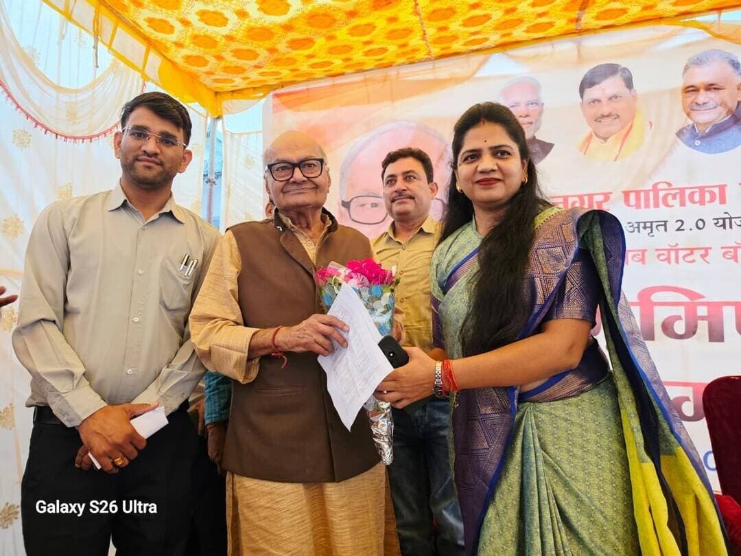 दमोह में विकास कार्यों को मिल रही नई गति, विधायक जयंत मलैया ने किया 1.29 करोड़ के कार्यों का भूमिपूजन
==
अमृत योजना के तहत पाठक तलैया का ₹75 लाख से होगा सौंदर्यीकरण, किल्लाई नाका से बालाकोट बायपास तक 54 लाख से लगेंगे पेवर ब्लॉक
==
शहर में विकास कार्यों को गति प्रदान करते हुए शुक्रवार को दमोह विधायक जयंत कुमार मलैया ने अमृत योजना के अंतर्गत मुकेश कॉलोनी स्थित पाठक तलैया के सौंदर्यीकरण कार्य का विधिवत भूमिपूजन किया। इसके साथ ही किल्लाई नाका से बालाकोट बायपास चौराहे तक सड़क के दोनों ओर पेवर ब्लॉक लगाने के कार्य का भी भूमिपूजन किया गया। इन दोनों विकास कार्यों पर कुल ₹1 करोड़ 29 लाख की राशि व्यय की जाएगी।
पाठक तलैया का सौंदर्यीकरण ₹75 लाख की लागत से कराया जाएगा। वहीं, किल्लाई नाका से बालाकोट बायपास चौराहे तक सड़क के दोनों ओर पेवर ब्लॉक लगाने का कार्य ₹54 लाख की लागत से किया जाएगा। इन कार्यों के पूर्ण होने से शहर के सौंदर्यीकरण को बढ़ावा मिलने के साथ ही नागरिकों को बेहतर सुविधाएं उपलब्ध होने की उम्मीद है।
इस अवसर पर विधायक जयंत मलैया ने कहा कि दमोह शहर में विकास कार्य निरंतर जारी हैं। विभिन्न शासकीय योजनाओं के माध्यम से आधारभूत सुविधाओं के विस्तार, निर्माण कार्यों और सौंदर्यीकरण पर विशेष ध्यान दिया जा रहा है। शहर को अधिक सुंदर, सुव्यवस्थित और सुविधाजनक बनाने के लिए लगातार प्रयास किए जा रहे हैं।
उन्होंने कहा विकास कार्यों के माध्यम से शहर की तस्वीर बदलने और नागरिकों को बेहतर सुविधाएं उपलब्ध कराने की दिशा में निरंतर कार्य किया जा रहा है। अमृत योजना सहित विभिन्न योजनाओं के अंतर्गत शहर में विकास एवं सौंदर्यीकरण के कार्य आगे भी जारी रहेंगे।