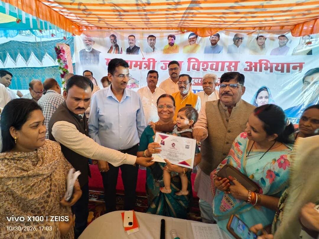 कुम्हारी क्षेत्र में प्रत्येक छह माह में एक जनसमस्या निवारण शिविर आयोजित किया जाए- विधायक श्रीमति खटीक
===
पेंशन, आधार, ई-केवाईसी और फार्मर आईडी के लिए 31 अक्टूबर को कुम्हारी लगेंगे विशेष शिविर- कलेक्टर श्री यादव
==
मुख्यमंत्री जनविश्वास अभियान से योजनाओं की जमीनी हकीकत परखी,
==
स्वामित्व योजना के तहत पात्र हितग्राहियों को मिलेगा लाभ
==
कुम्हारी में आयोजित शिविर में मौके पर विभिन्न शासकीय योजनाओं के हितलाभ का हुआ वितरण
==
लंबित आवेदनों के निराकरण की होगी सतत मॉनिटरिंग
==
ग्राम पंचायत कुम्हारी में आयोजित हुआ जन-विश्वास शिविर
==
मुख्यमंत्री जनविश्वास अभियान के तहत शासन की जनकल्याणकारी योजनाओं को जन-जन तक पहुंचाने और उनके क्रियान्वयन की जमीनी स्थिति जानने के उद्देश्य से हटा विधानसभा क्षेत्र की ग्राम पंचायत कुम्हारी में जनविश्वास शिविर आयोजित किया गया। अभियान के अंतर्गत अधिकारियों ने गांव-गांव पहुंचकर भ्रमण किया, ग्रामीणों से संवाद स्थापित किया तथा शासकीय कार्यालयों एवं संस्थानों का निरीक्षण कर योजनाओं की वास्तविक स्थिति का जायजा लिया।
इस दौरान संबंधित अधिकारियों द्वारा क्षेत्र की समस्याओं, योजनाओं के क्रियान्वयन में आ रही कठिनाइयों और आवश्यक सुधारों की जानकारी प्राप्त की गई। उद्देश्य यह है कि जहां भी कमियां सामने आएं, उन्हें दूर कर क्षेत्र के समग्र विकास और आमजन को बेहतर शासकीय सेवाएं उपलब्ध कराने की दिशा में प्रभावी कार्यवाही की जा सके।
जनप्रतिनिधियों और अधिकारियों ने सरस्वती पूजन के साथ शिविर का शुभारंभ किया। शिविर में विभिन्न विभागों द्वारा स्टॉल लगाकर विभागीय योजनाओं की जानकारी और लाभ हितग्राहियों और ग्रामीणों को दिए। शिविर में पंचायत, राजस्व कृषि, बिजली ,महिला बाल विकास, स्वास्थ्य ,शिक्षा सहकारिता आदि विभागों के स्टॉल लगाए गए।
यदि सरकार संवेदनशील नहीं होती तो कुम्हारी जैसे पिछड़े क्षेत्र में इतना बड़ा जनविश्वास शिविर आयोजित नहीं होता। खुशी है कि बड़ी संख्या में ग्रामीण शिविर में पहुंचे और प्रशासनिक अधिकारियों ने संवेदनशीलता के साथ उनकी समस्याएं सुनीं। शिविर में शासन की विभिन्न जनकल्याणकारी योजनाओं की जानकारी भी दी गई। इस आशय के विचार हटा विधायक उमादेवी खटीक ने हटा विधानसभा क्षेत्र के अंतर्गत ग्राम पंचायत कुम्हारी में मुख्यमंत्री जनविश्वास अभियान के तहत आयोजित शिविर में व्यक्त किये।
उन्होंने कहा इस क्षेत्र में प्रत्येक छह माह में एक जनसमस्या निवारण शिविर आयोजित किया जाए, जिससे ग्रामीणों को शासकीय योजनाओं का लाभ और समस्याओं के समाधान के लिए सुविधा मिल सके। उन्होंने प्रशासनिक अमले से क्षेत्र की परिस्थितियों पर विशेष ध्यान देने और योजनाओं का बेहतर क्रियान्वयन सुनिश्चित करने की अपील की।
तालाबों और नहरों की मरम्मत जल्द कराएं
श्रीमति खटीक ने सिंचाई विभाग के कार्यों पर चर्चा करते हुए कहा शासन द्वारा पर्याप्त राशि उपलब्ध कराए जाने के बावजूद किसानों को सिंचाई के लिए पानी नहीं मिल पा रहा है। कुम्हारी क्षेत्र के तालाबों का निरीक्षण कर उनकी नहरों की मरम्मत कराई जाए। उन्होंने बोरी बंधान और नहरों के मरम्मत कार्य समय-सीमा में पूरा कराने पर जोर दिया। साथ ही कहा कि अधिकारी किसानों की समस्या को गंभीरता से लेते हुए नहरों को शीघ्र दुरुस्त कराएं, ताकि किसानों को सिंचाई के लिए पर्याप्त पानी मिल सके
कलेक्टर प्रताप नारायण यादव ने मंच से जनता से सीधा संवाद किया और बिजली, पानी, शिक्षा, खाद वितरण, स्वास्थ्य सेवाओं, राजस्व के कार्यों आदि के विषय में योजनाओं की जानकारी ली और जनता से संवाद कर नब्ज़ टटोली। शिविर में मोजूद लोगो से कलेक्टर ने माइक थामकर सीधा संवाद किया और योजनाओ के क्रियान्वयन की जानकारी ली, ग्रामीणों द्वारा लापरवाही और गडबड़ी बताए जाने पर कलेक्टर ने मंच से ही अधिकारी, कर्मचारियों को कार्य सुधारने और लगातार निगरानी की हिदायत दी।
कलेक्टर श्री यादव ने कहा शिविर में विभिन्न विभागों द्वारा स्टॉल लगाकर आमजन को शासन की योजनाओं एवं सेवाओं का लाभ देने का प्रयास किया गया। आधार, ई-केवाईसी, समग्र आईडी, संबल योजना, आयुष्मान कार्ड तथा स्वास्थ्य परीक्षण सहित विभिन्न सेवाएं उपलब्ध कराई गईं। ग्रामीणों से प्राप्त आवेदनों में जिनका निराकरण मौके पर संभव था, उनका तत्काल निराकरण किया गया। शेष आवेदनों को निर्धारित समय-सीमा में निराकृत करने के निर्देश दिए गए हैं। इनके निराकरण की नियमित समीक्षा और मॉनिटरिंग भी की जाएगी।
दूरस्थ ग्रामीणों की समस्याओं के निराकरण के लिए फिर लगेंगे शिविर
कलेक्टर ने कहा क्षेत्र की भौगोलिक स्थिति एवं दूरस्थ गांवों के कारण कई बार ग्रामीणों को शासकीय योजनाओं का लाभ लेने में कठिनाइयों का सामना करना पड़ता है। इसे ध्यान में रखते हुए एसडीएम को निर्देशित किया गया है कि अगले दिन संबंधित ब्लॉक स्तरीय कार्यालयों के माध्यम से विशेष शिविर आयोजित किए जाएं। इनमें पेंशन से वंचित पात्र हितग्राहियों की पेंशन स्वीकृति, विभिन्न कार्ड बनवाने, फार्मर आईडी तैयार करने सहित अन्य समस्याओं का निराकरण किया जाएगा।
पात्र हितग्राहियों को मिलेगी स्वामित्व योजना की निशुल्क रजिस्ट्री
स्वामित्व योजना के तहत ग्रामीणों को निशुल्क रजिस्ट्री उपलब्ध कराने का अभियान भी जारी रहेगा।
कलेक्टर ने ग्रामीणों से अपील की है कि वे अगले दिन आयोजित होने वाले शिविर में पुनः पहुंचें और पेंशन, कार्ड, फार्मर आईडी एवं अन्य योजनाओं से संबंधित आवश्यक दस्तावेज साथ लेकर आएं, ताकि उन्हें मौके पर ही शासकीय योजनाओं का लाभ उपलब्ध कराया जा सके।
दिव्यांग महिला की फरियाद सुनने मंच से नीचे आये कलेक्टर, आत्मीयता के साथ सुनी बात
मुख्यमंत्री जनविश्वास शिविर में कुम्हारी क्षेत्र के घोघरा निवासी दिव्यांग महिला गिरिजाबाई ने अपनी समस्या से अवगत कराते हुए कलेक्टर को बताया कि उनका दिव्यांग प्रमाण पत्र न होने के कारण पेंशन और अन्य योजनाओं का लाभ नहीं मिल रहा। जिस पर मंच से नीचे पहुंचकर आत्मीयता के साथ दिव्यांग महिला की बात सुनी और स्वास्थ्य विभाग के अधिकारियों को निर्देश दिए कि मंगलवार को दिव्यांग महिला को घर से एम्बुलेंस द्वारा जिला अस्पताल दमोह में मेडिकल बोर्ड से परीक्षण कर कर प्रमाण पत्र जारी किया जाए और तत्काल ही पेंशन सहित अन्य मूलभूत सुविधाओं की कार्यवाही सुनिश्चित की जाए।
#JanVishwasAbhiyan2026 #हर_शुक्रवार_जनता_के_नाम #damoh #CMMadhyaPradesh